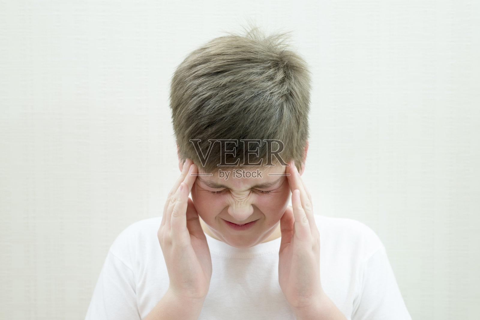 一个患有头痛的少年的肖像照片摄影图片