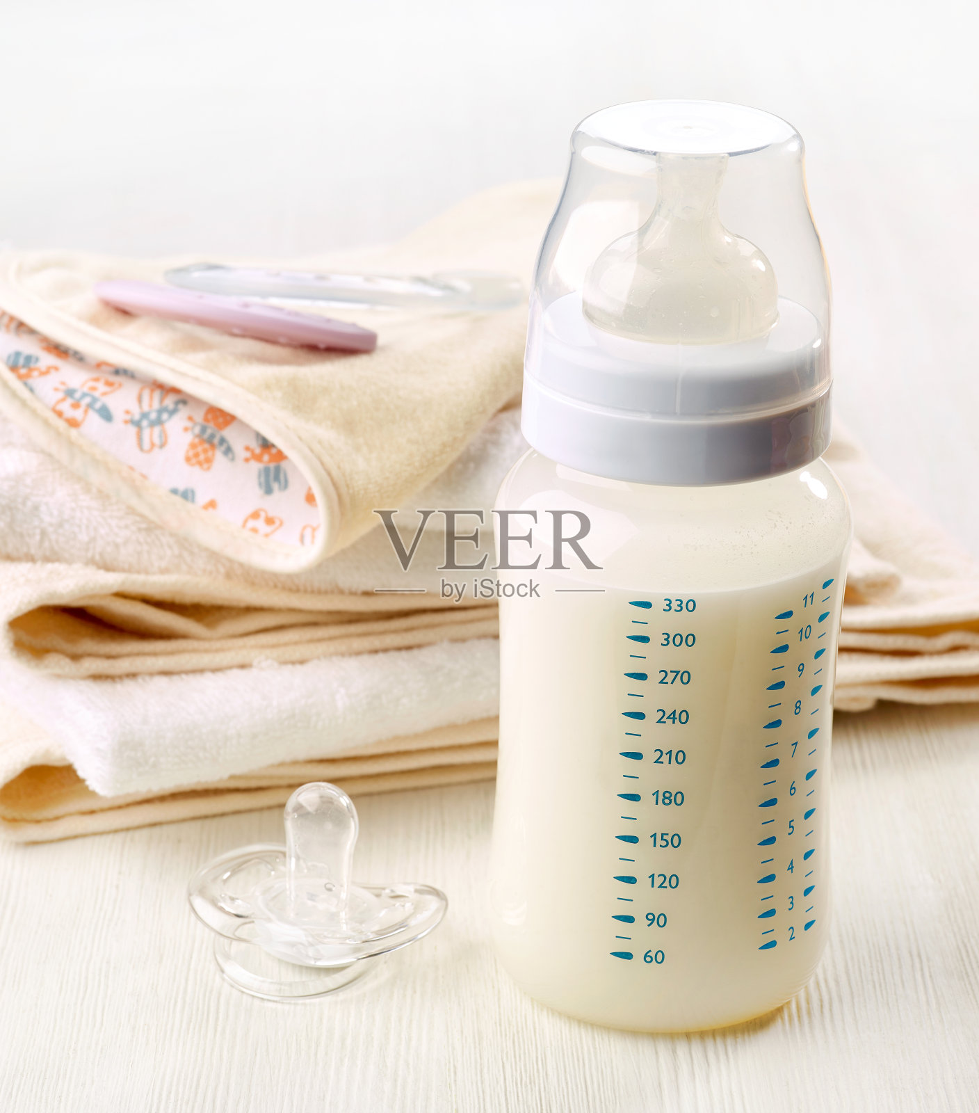 婴儿奶瓶照片摄影图片