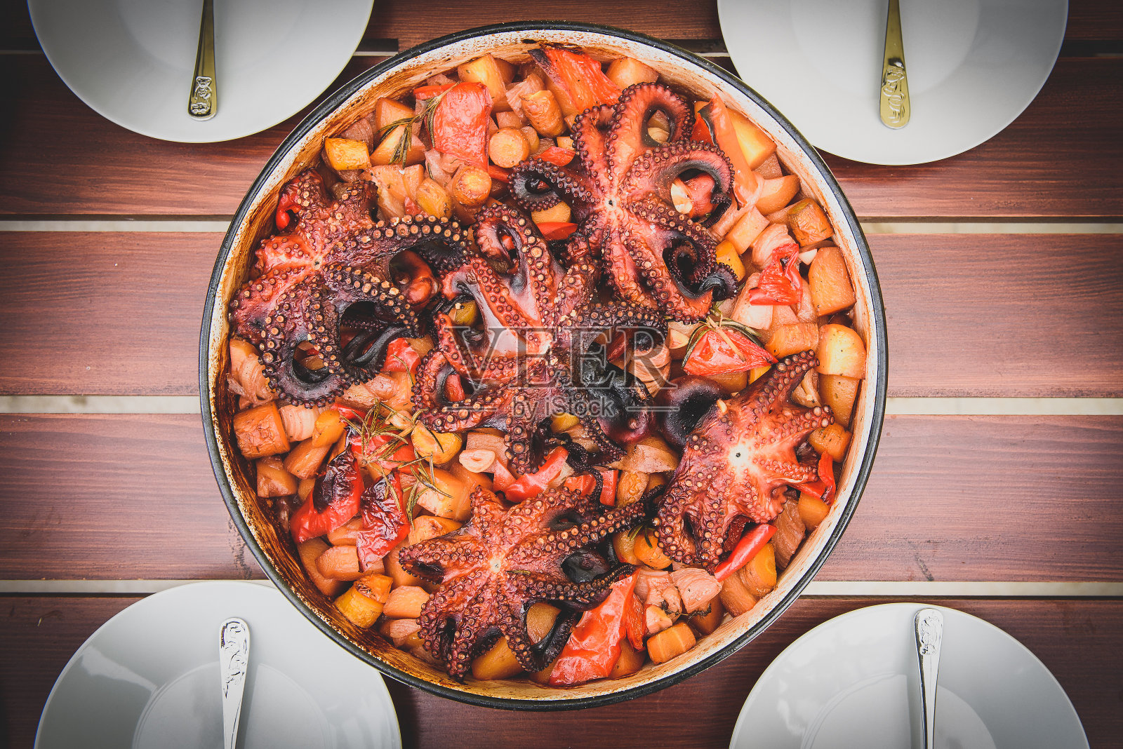 用传统的克罗地亚peka Sa烹饪章鱼照片摄影图片