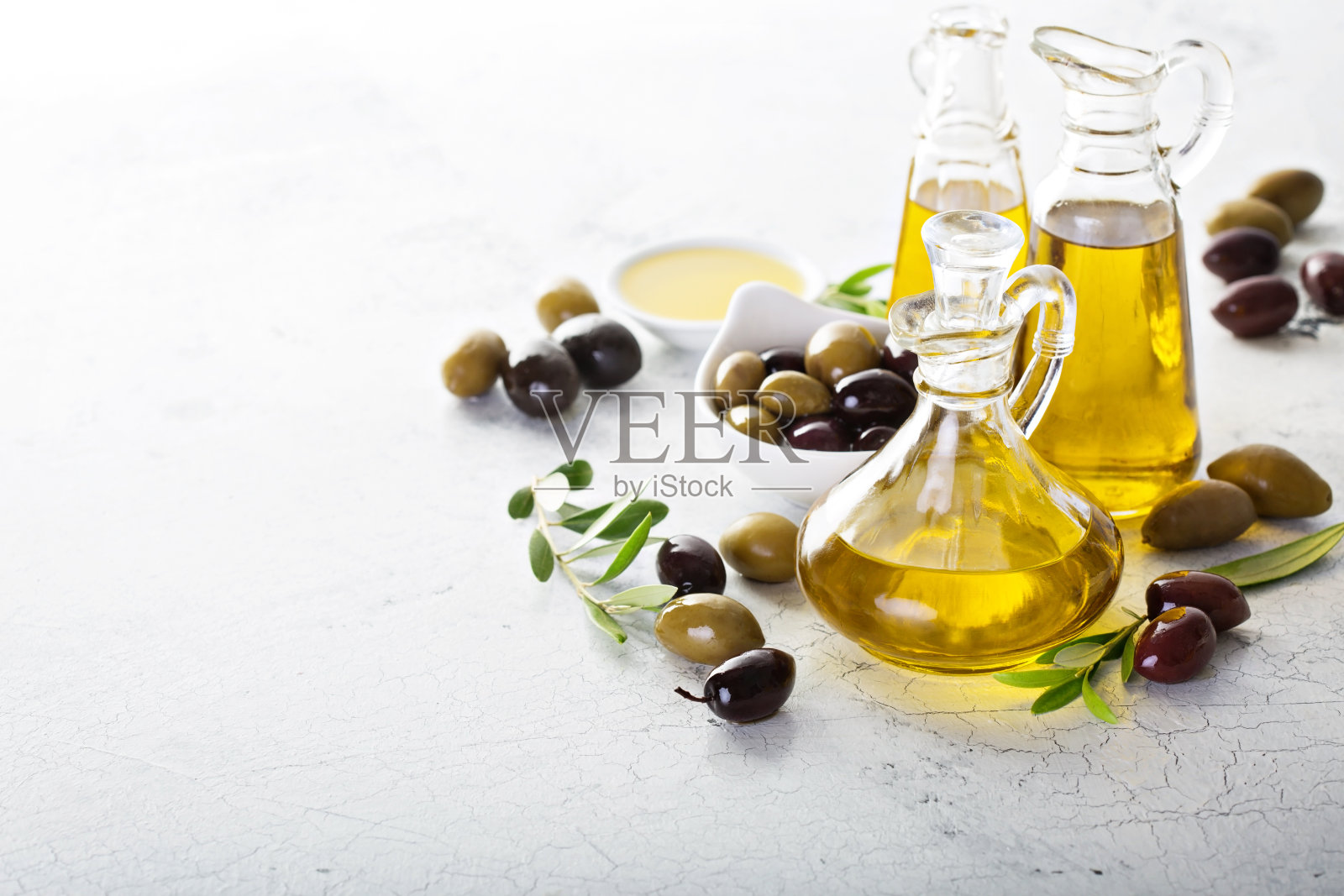 复古瓶里的橄榄油照片摄影图片