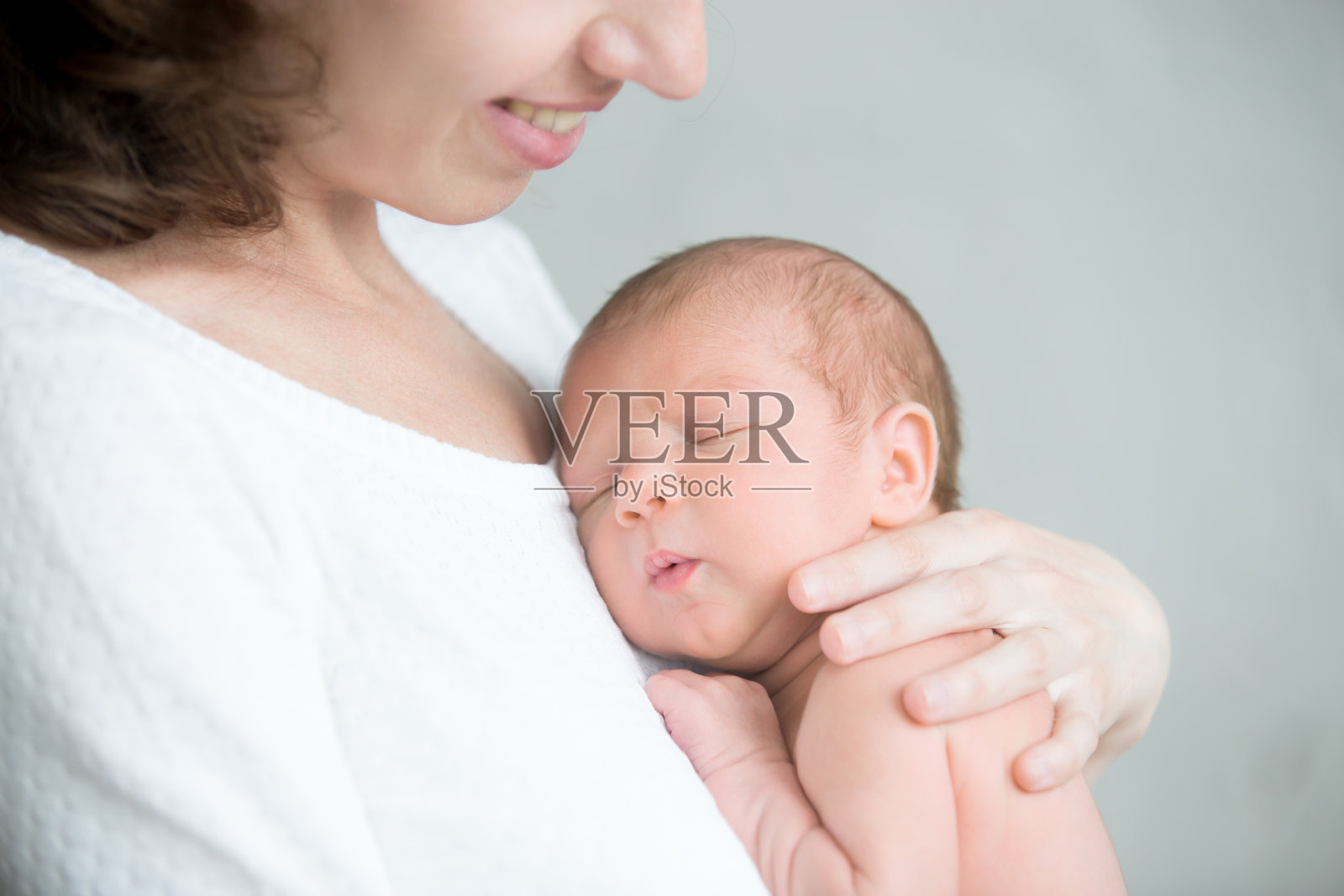 新生儿抱在母亲乳房的肖像照片摄影图片