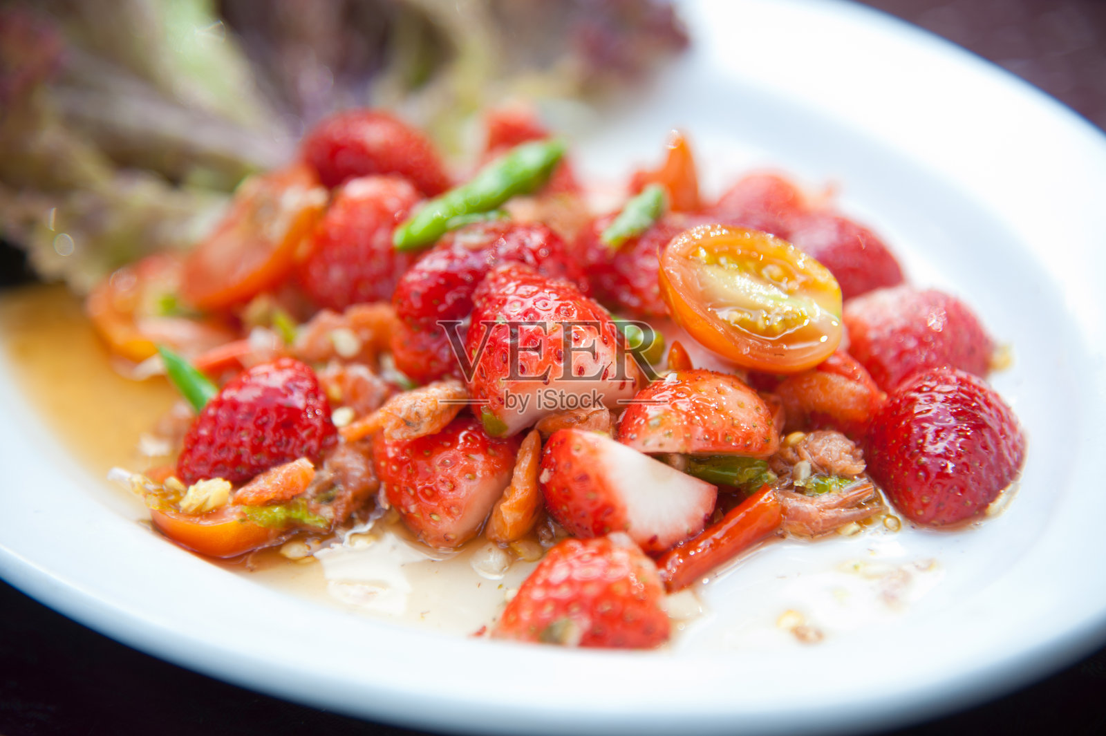草莓色拉配辣椒，西红柿和蔬菜照片摄影图片