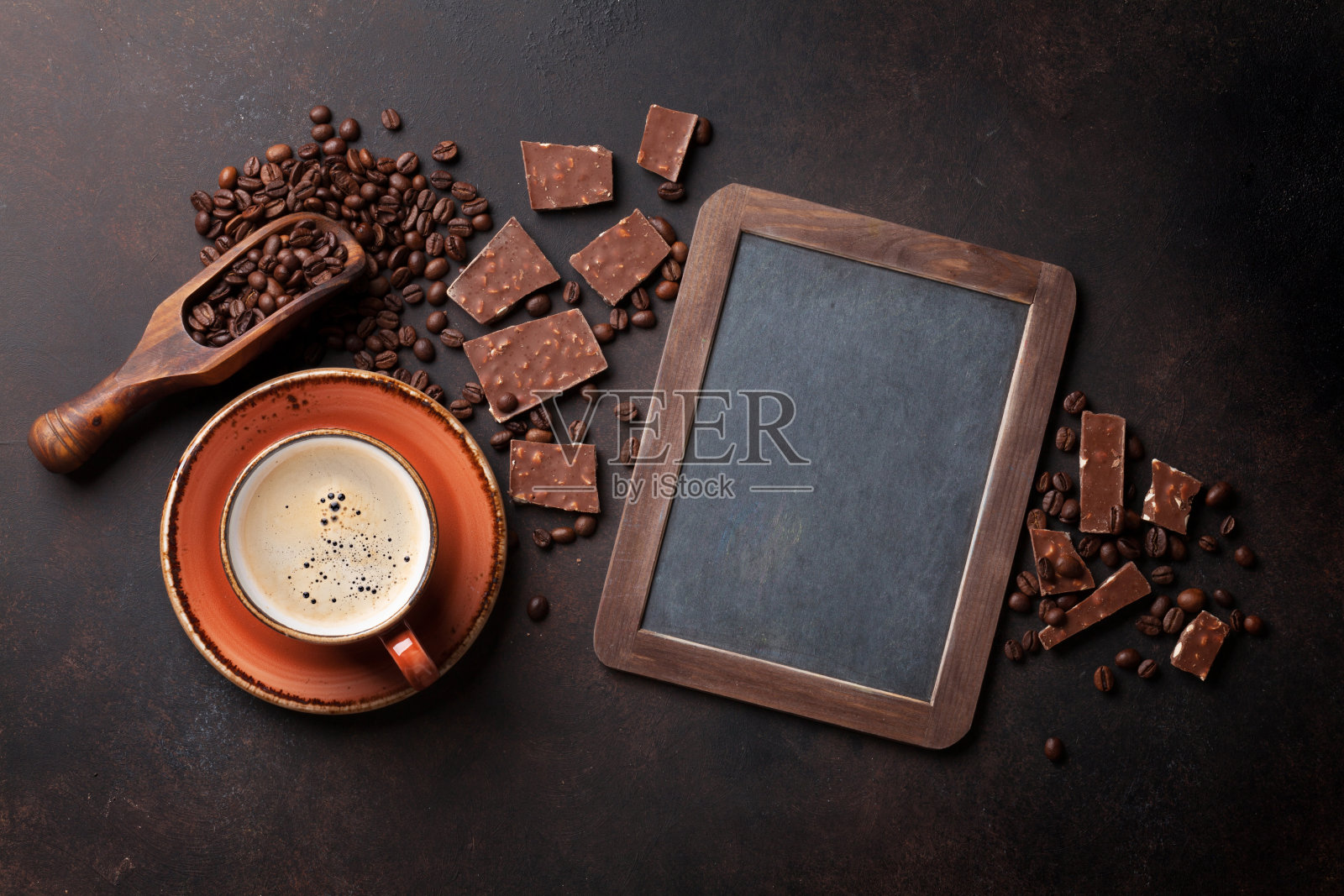 咖啡杯和巧克力放在旧餐桌上照片摄影图片