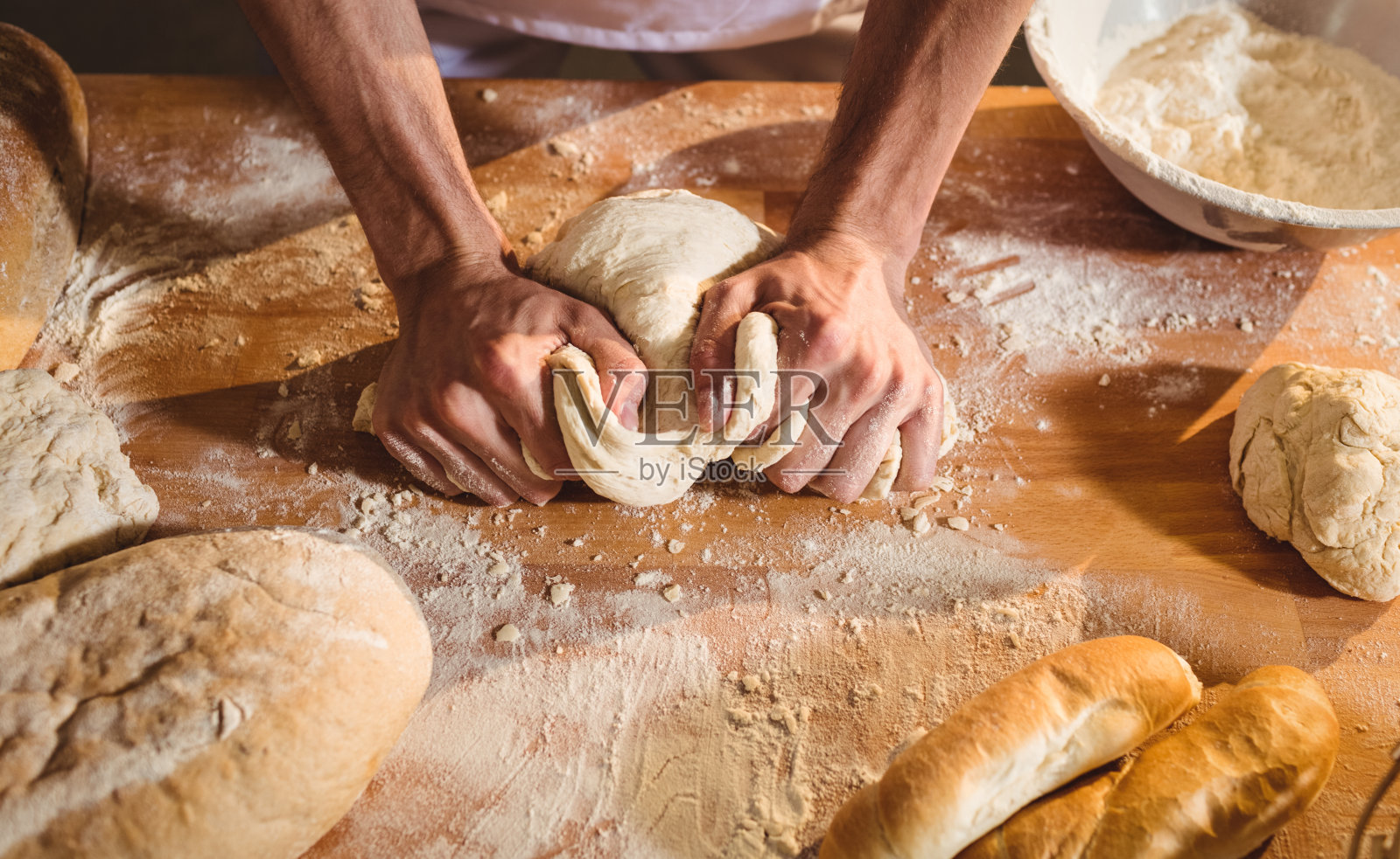 揉面团的面包师的手照片摄影图片
