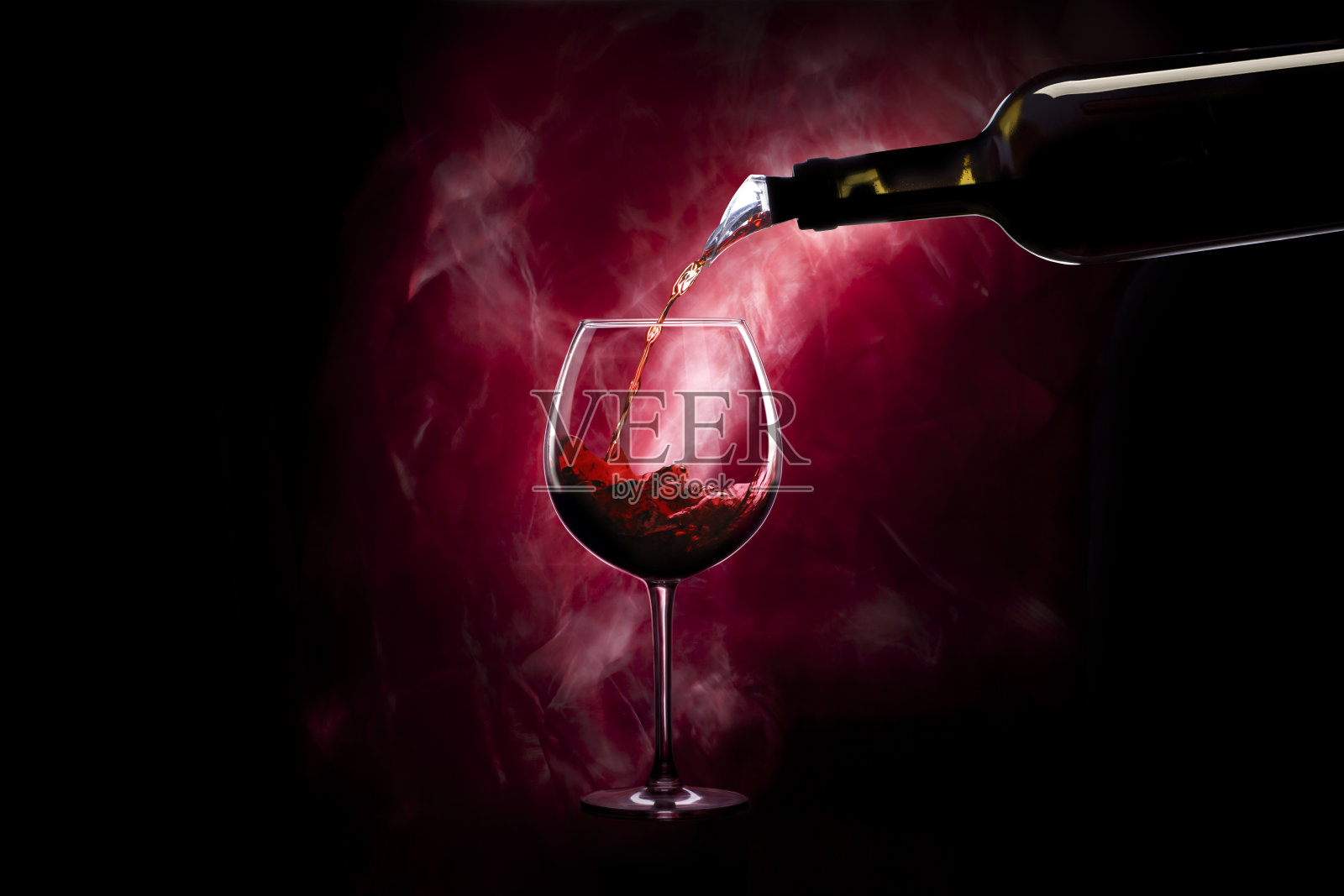 葡萄酒杯和酒瓶照片摄影图片