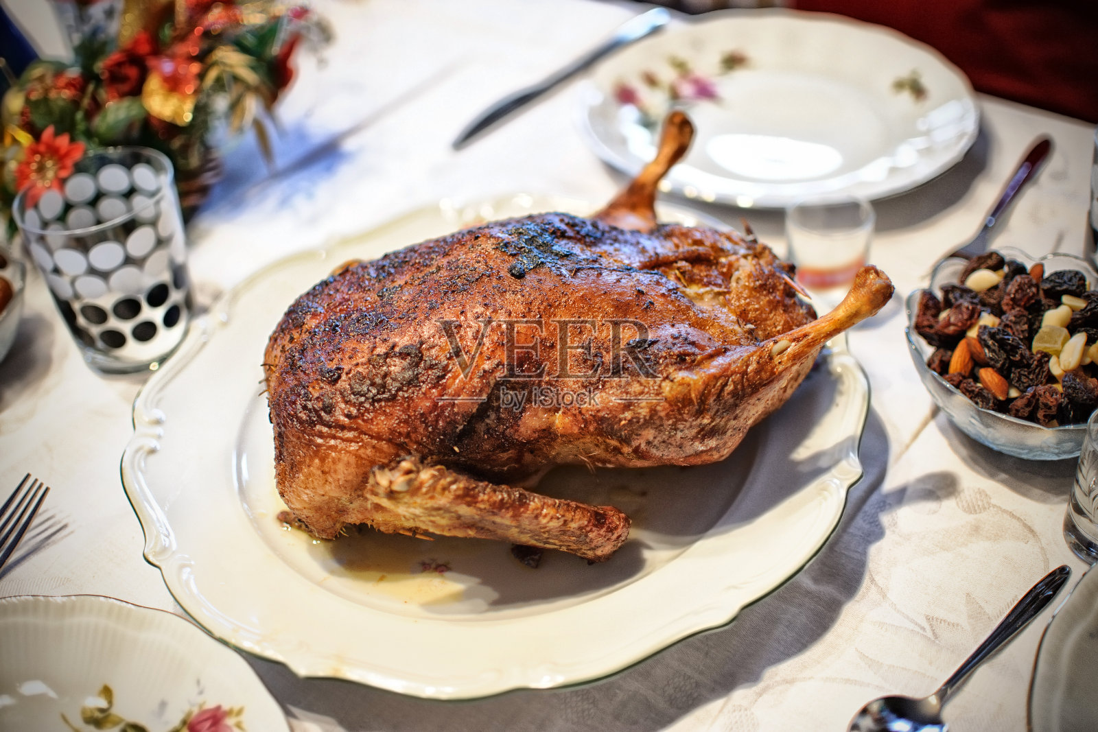 圣诞餐桌上的烤鸭照片摄影图片