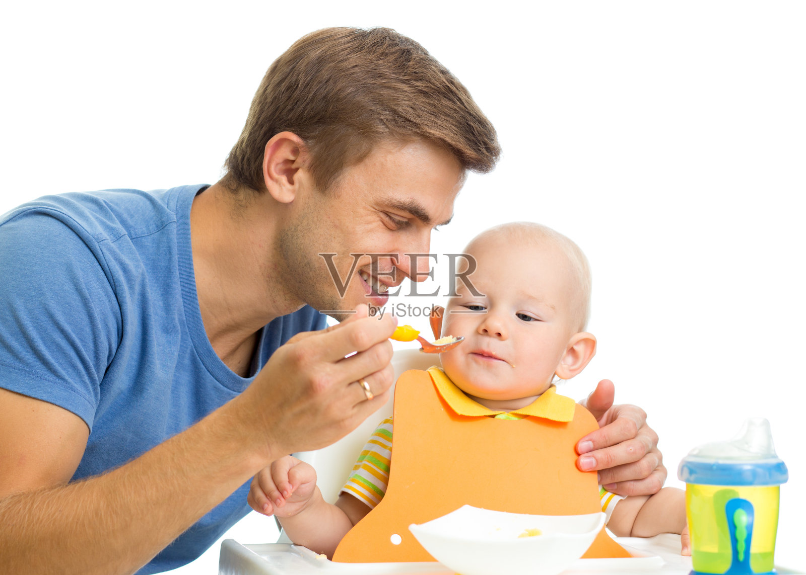 父亲用健康的食物喂养男婴照片摄影图片