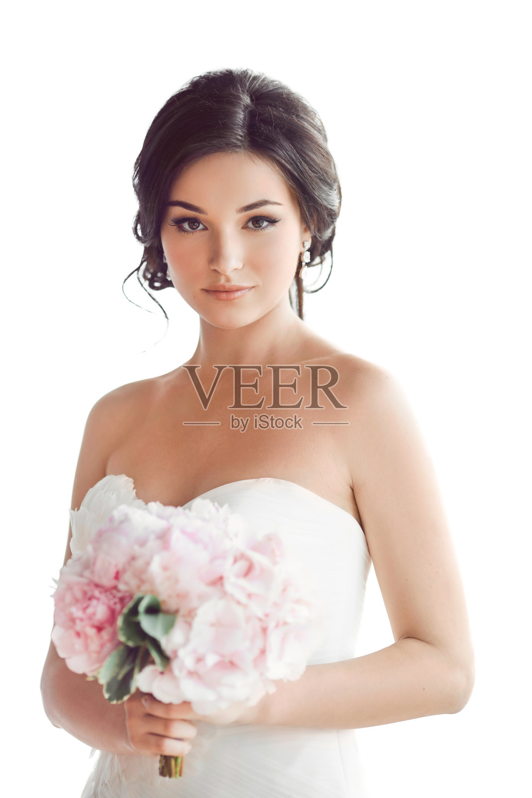 美丽的黑发女子作为新娘与粉红色的婚礼花束照片摄影图片