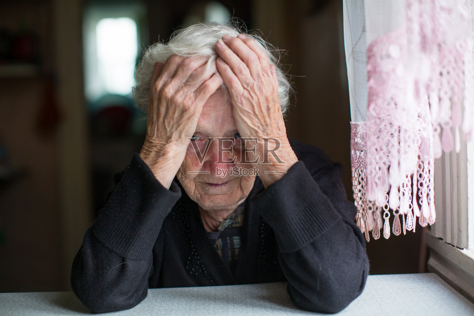 处于抑郁状态的老年妇女。照片摄影图片