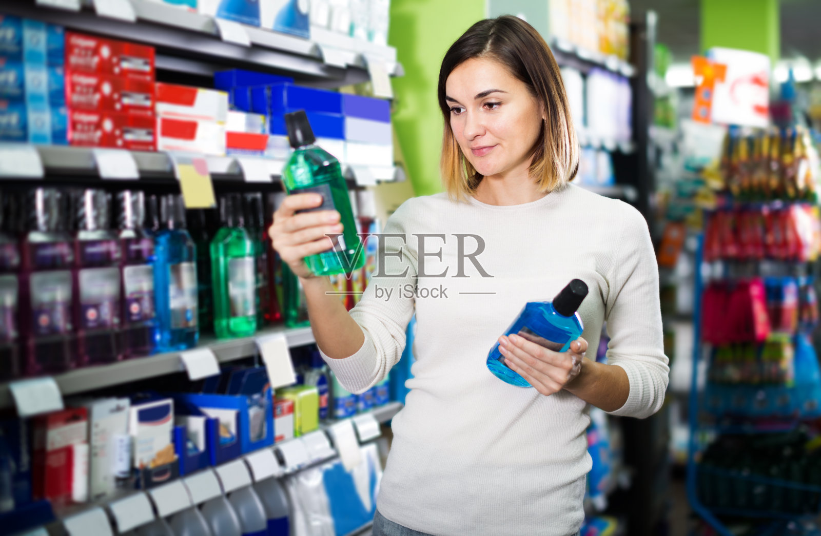 女顾客在超市寻找有效的漱口水照片摄影图片