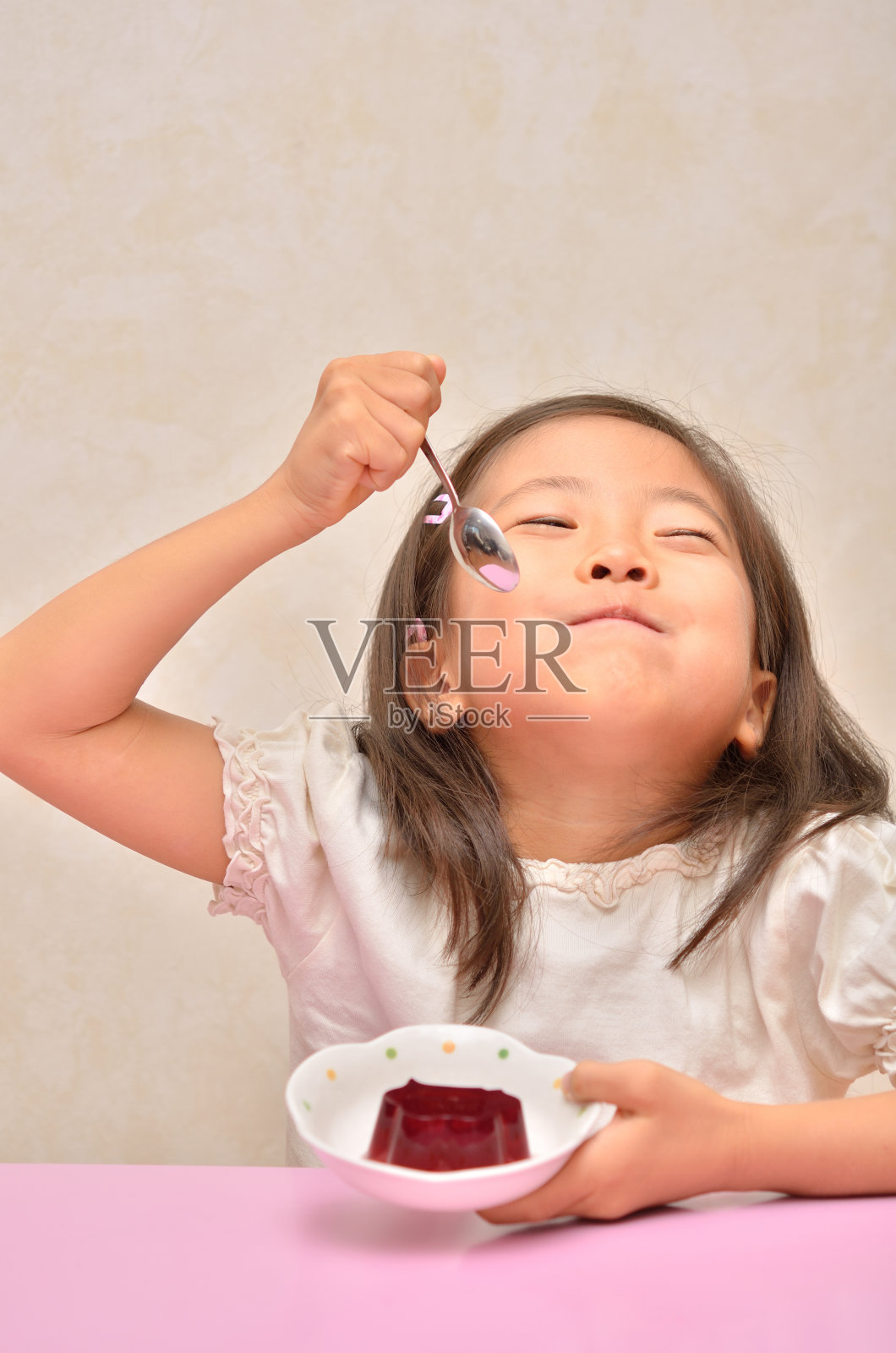 日本女孩吃食物照片摄影图片