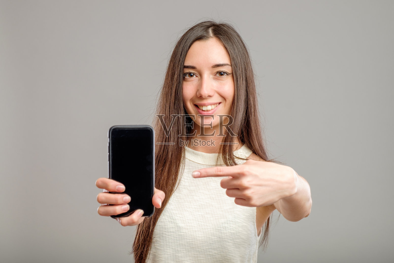 一名女子显示智能手机空白屏幕照片摄影图片