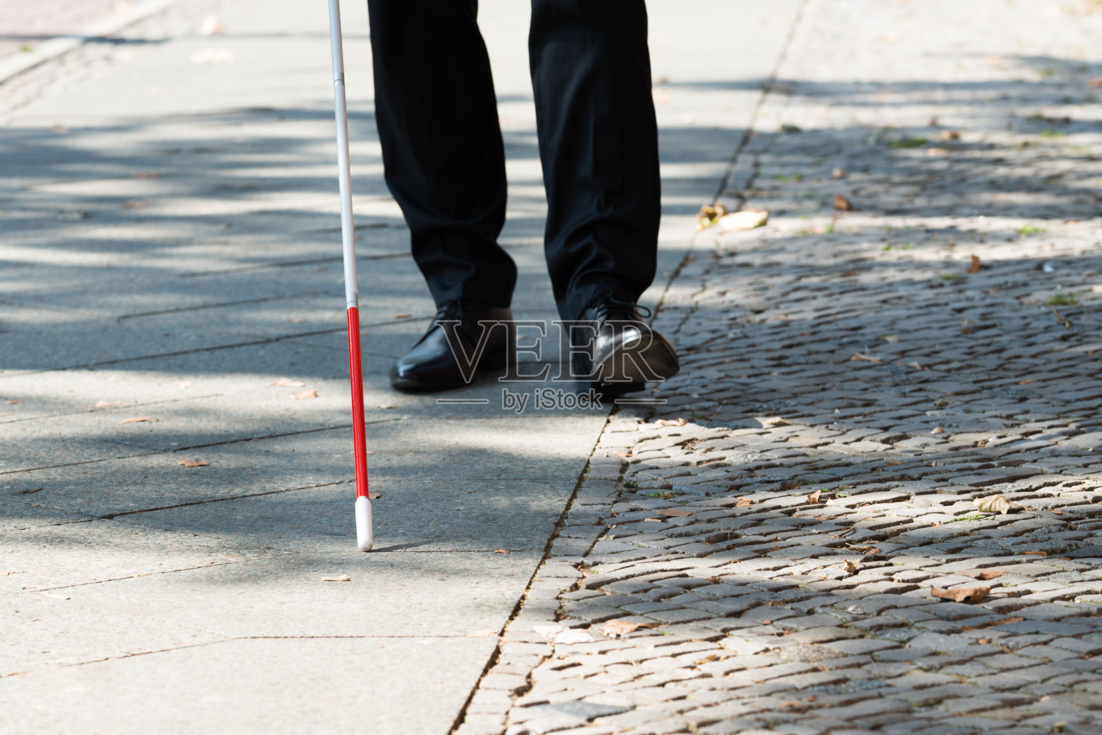 街上拿白杖的盲人照片摄影图片