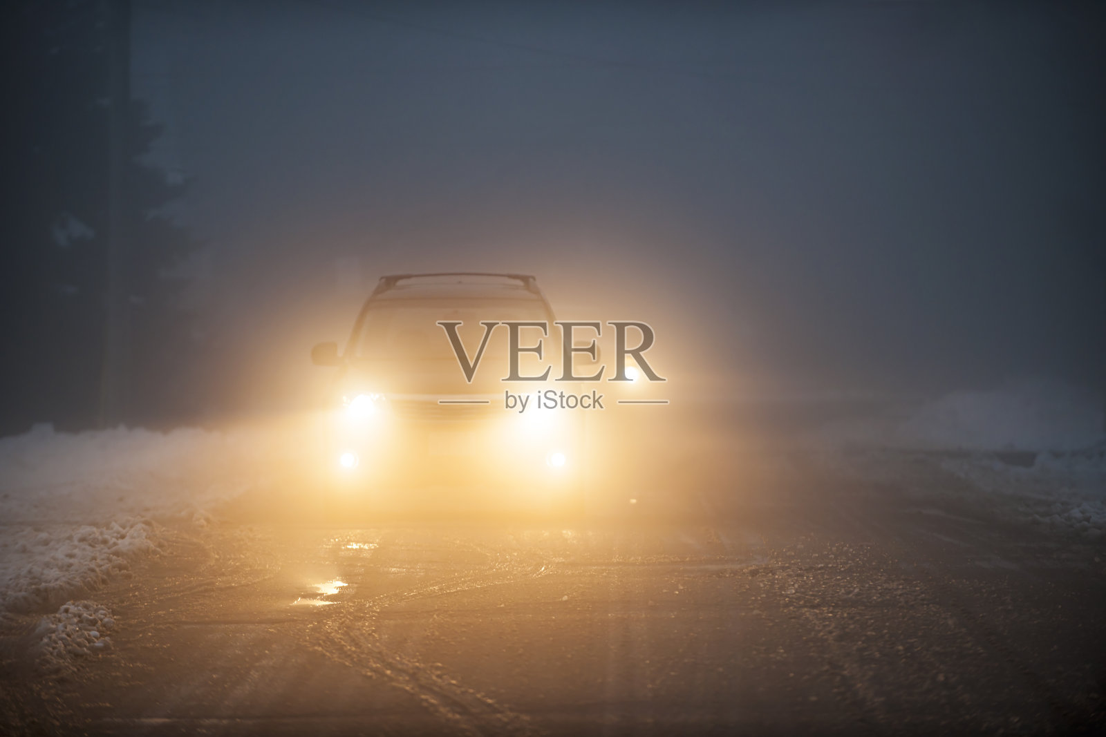 夜晚在雾中行驶的汽车的前灯照片摄影图片