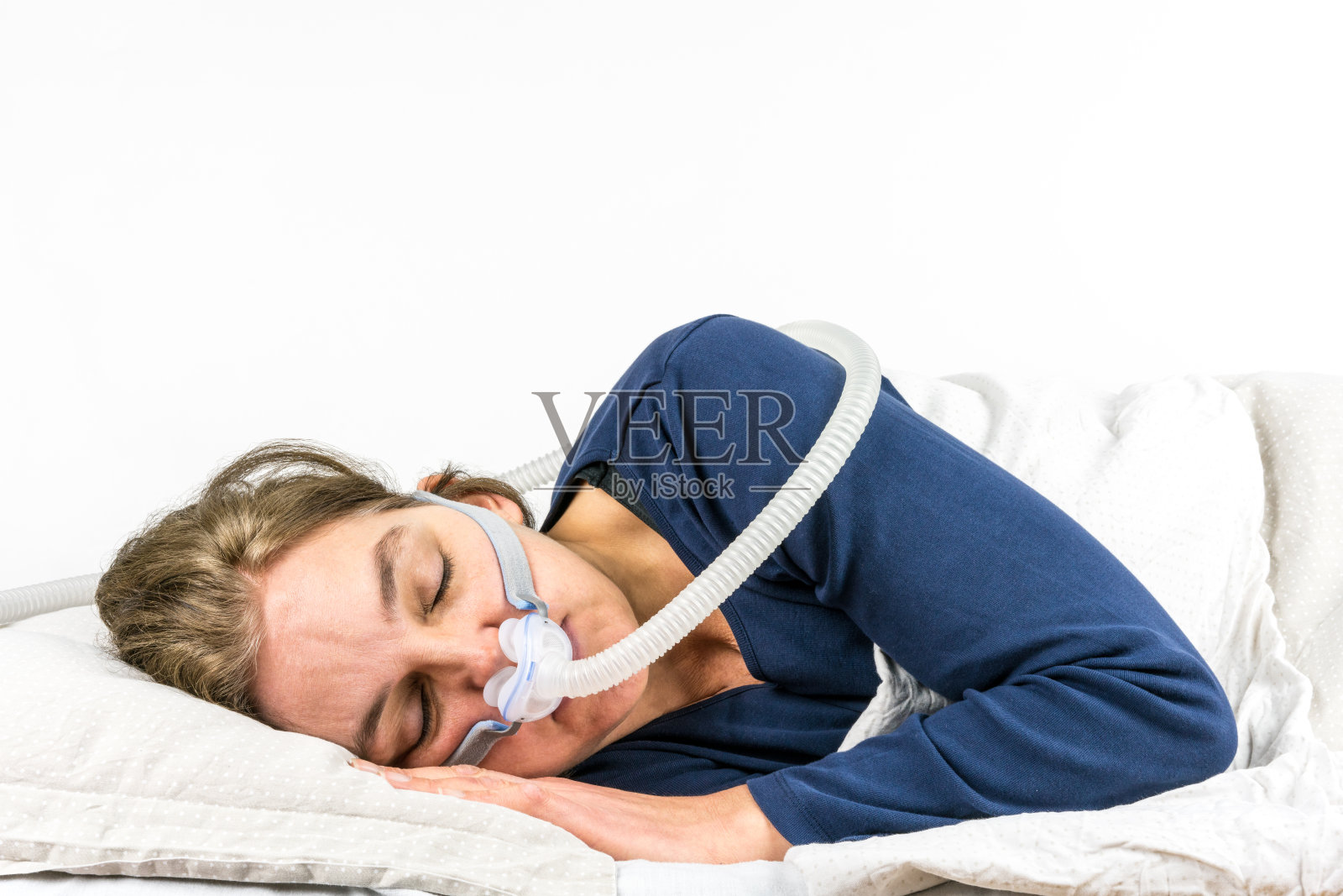 一名侧卧患者接受了CPAP，睡眠呼吸暂停治疗。照片摄影图片