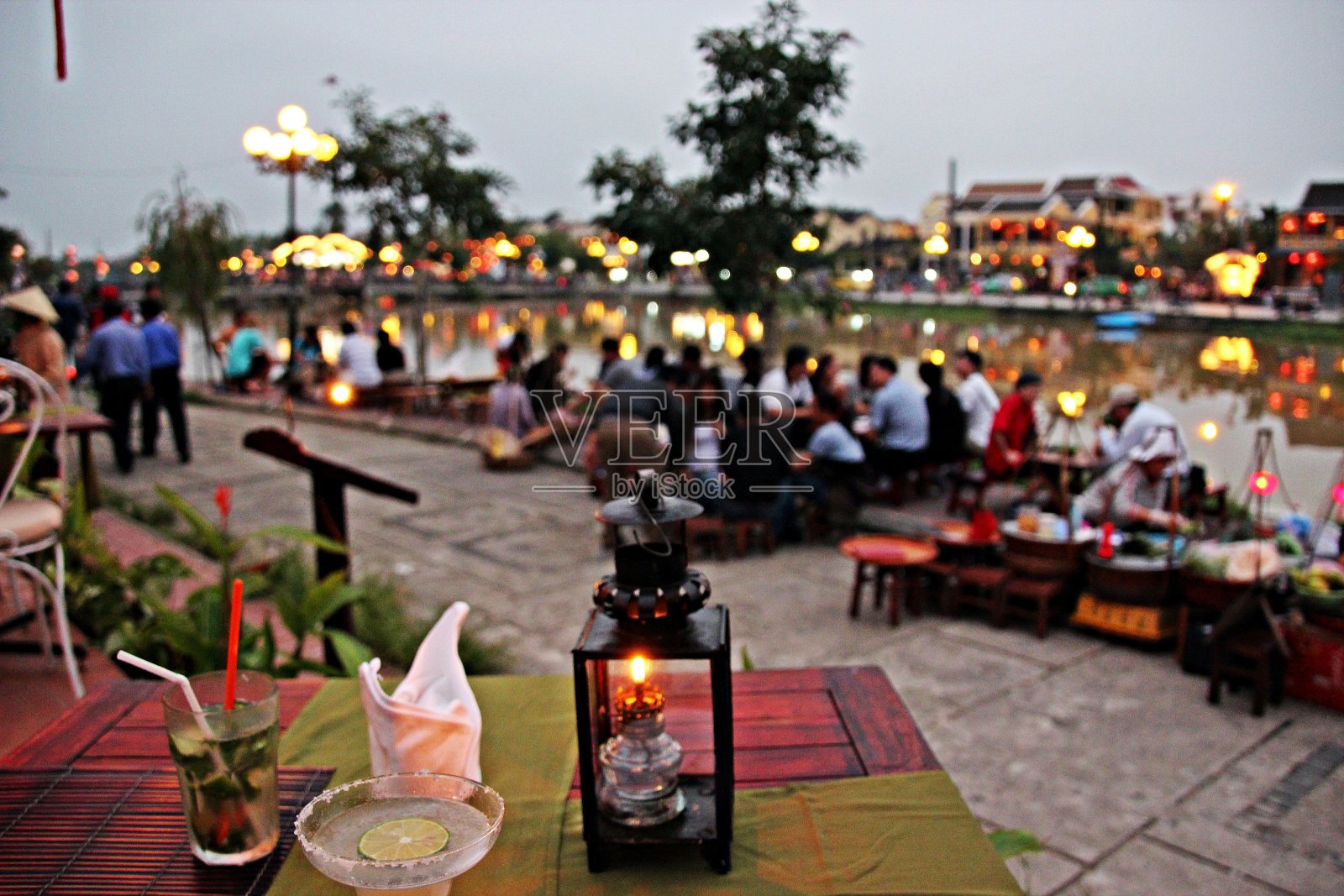 越南会安河边的日落时分喝酒照片摄影图片