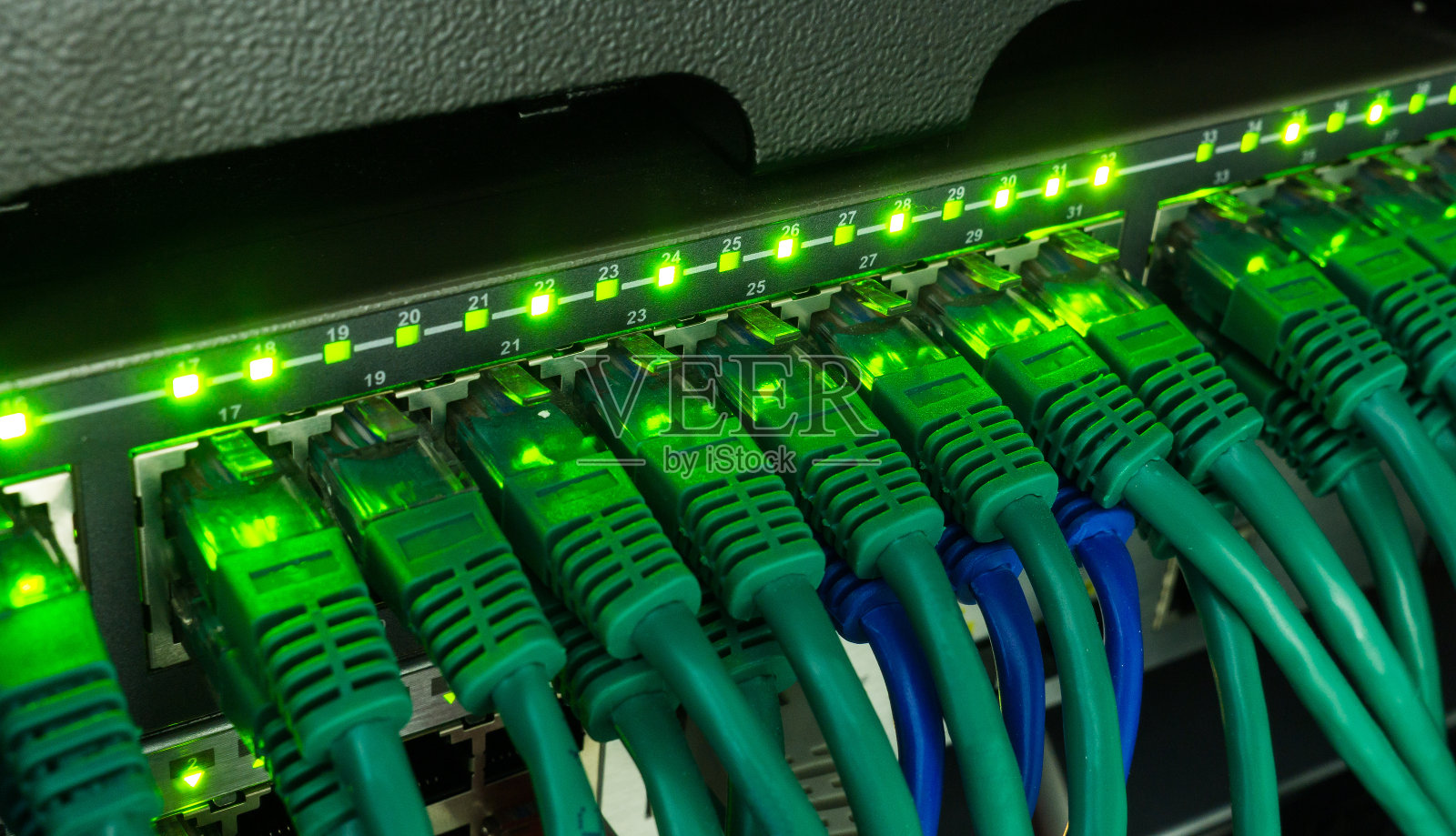 网络交换机和以太网电缆在服务器室发光照片摄影图片