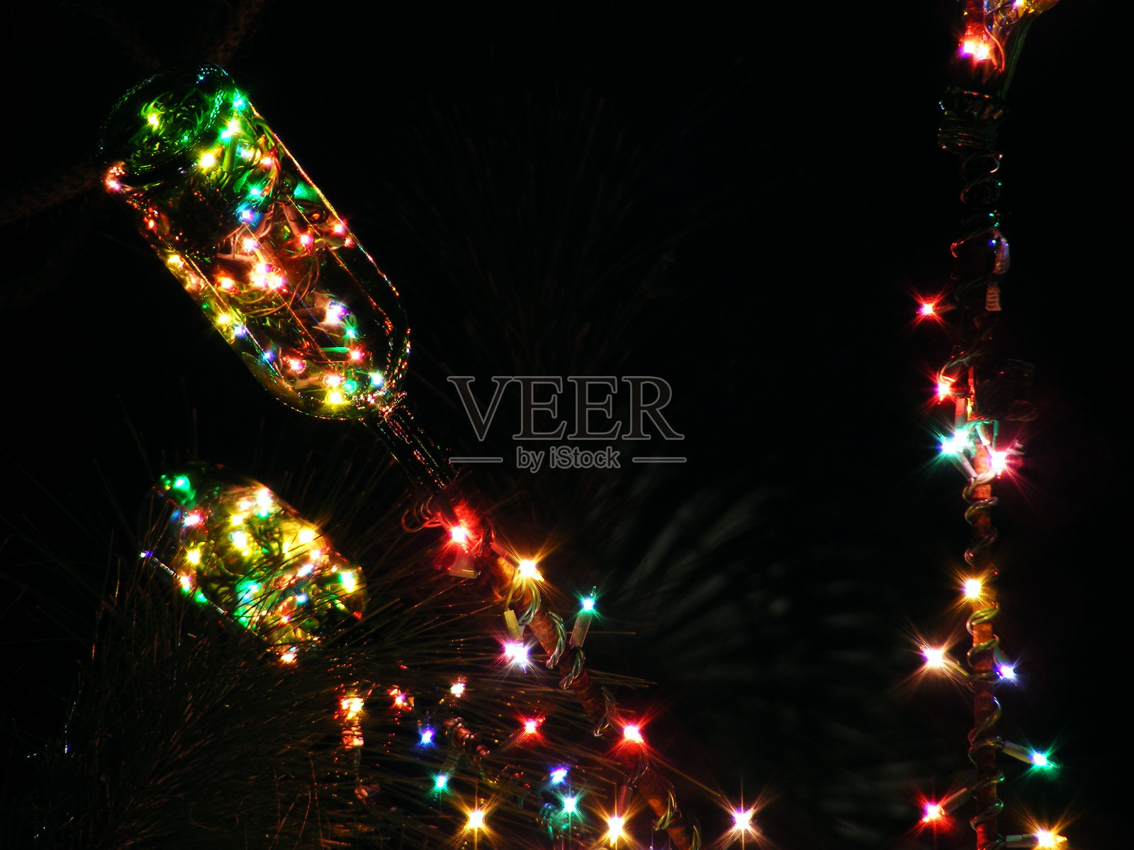 圣诞树上的圣诞彩灯在夜晚闪闪发光照片摄影图片