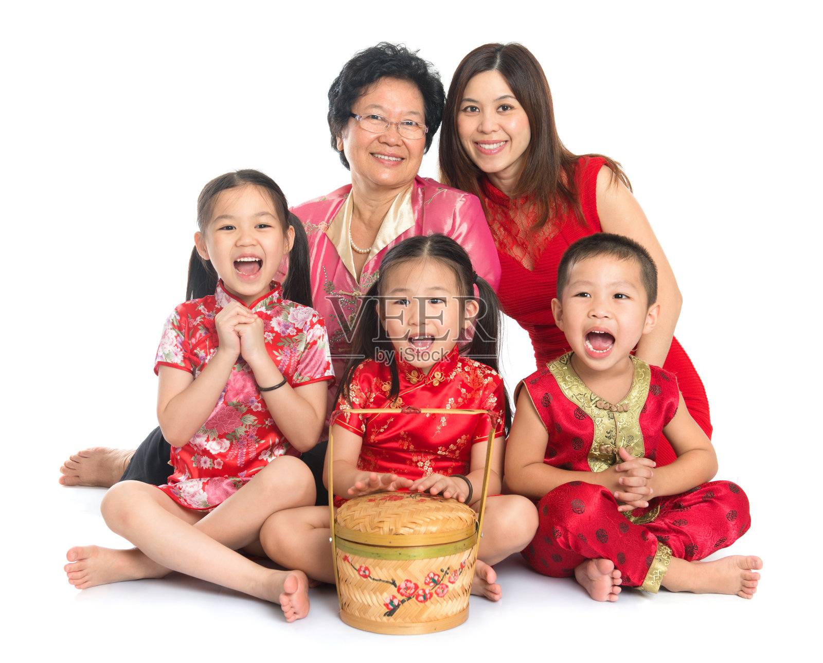 一个三代人穿着传统服装的中国家庭照片摄影图片