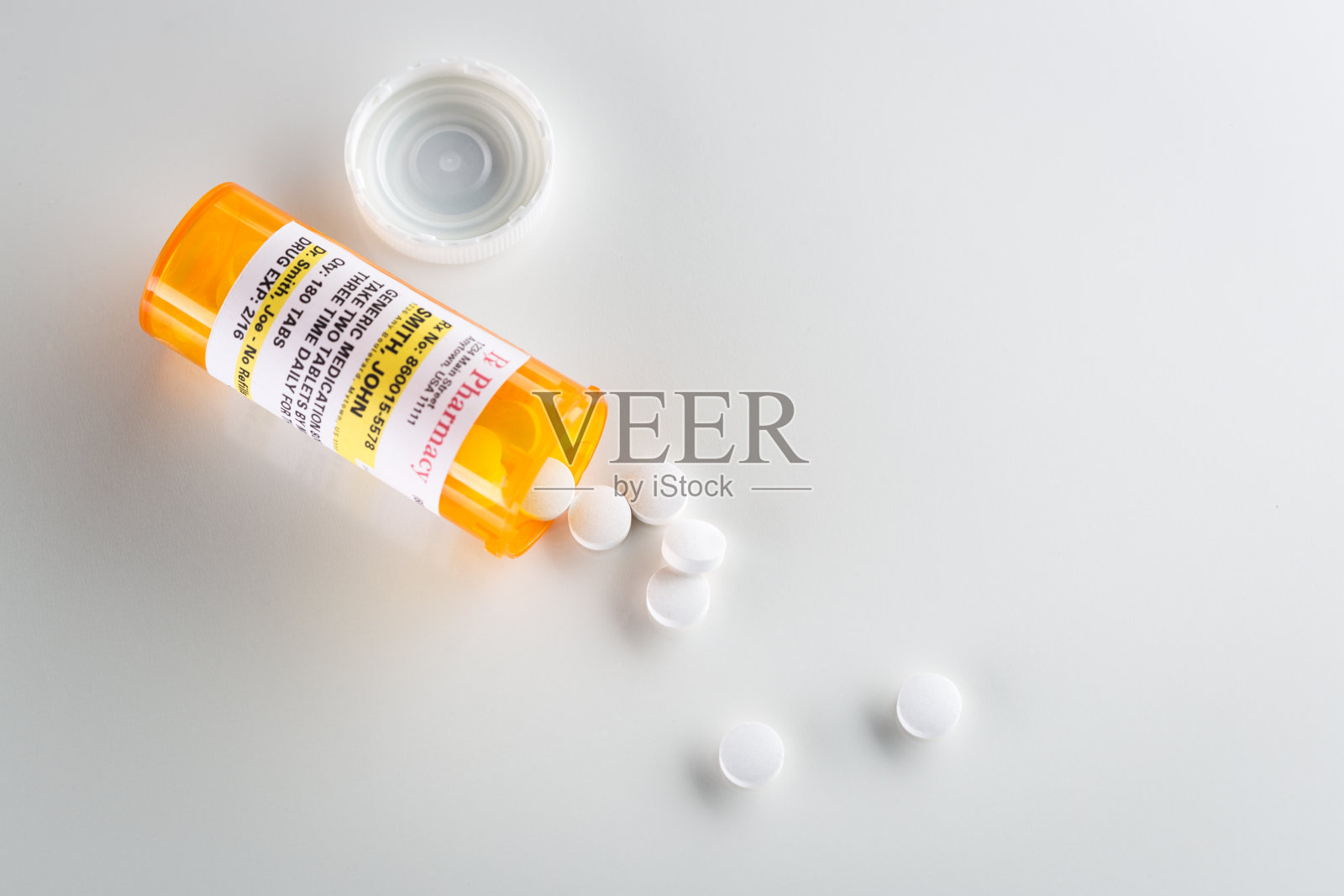 非中成药处方瓶和溢出的药丸照片摄影图片