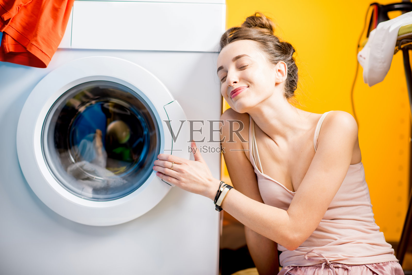 女人在家里洗衣服照片摄影图片