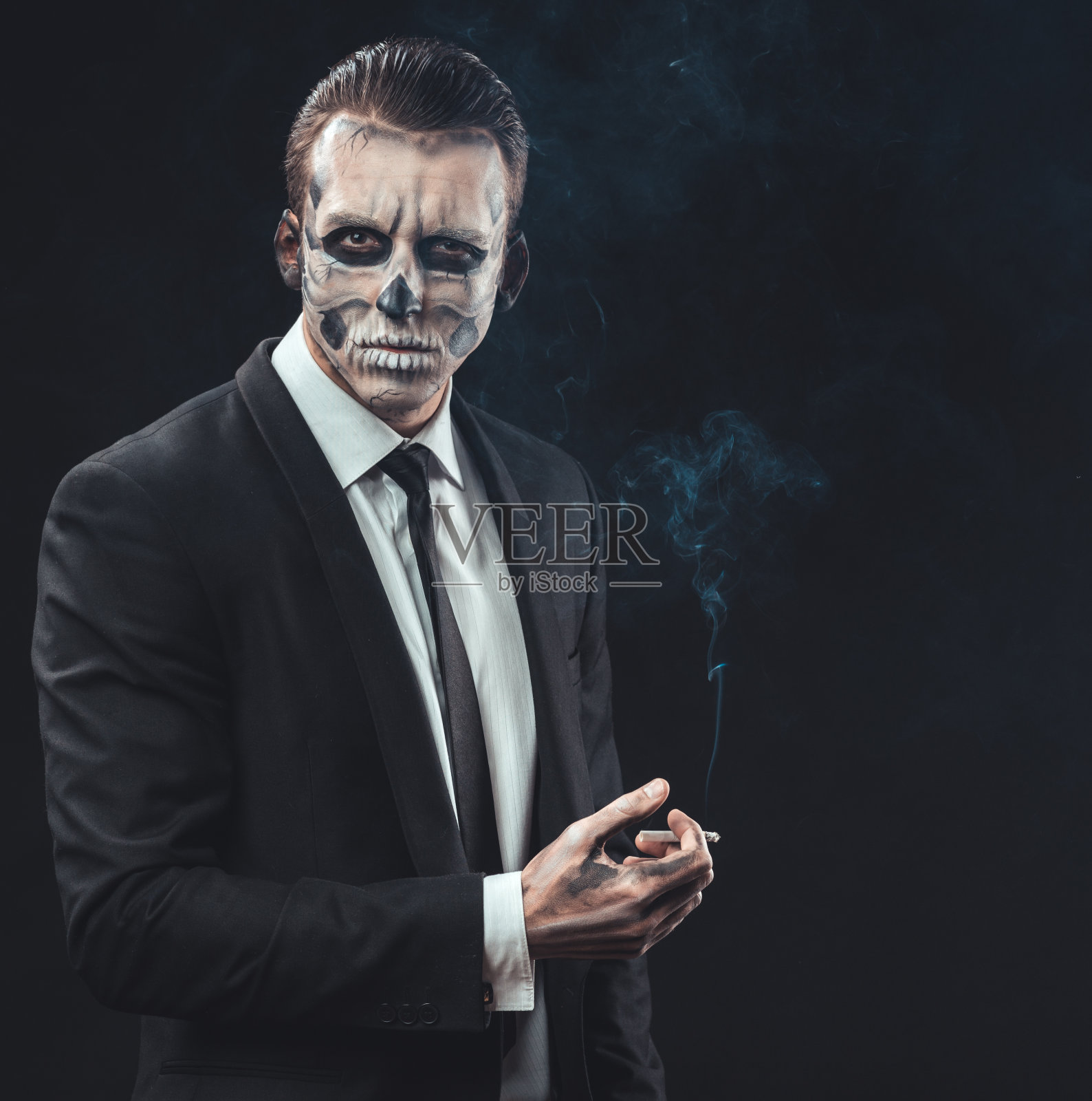 肖像商人吸烟与化妆骷髅照片摄影图片