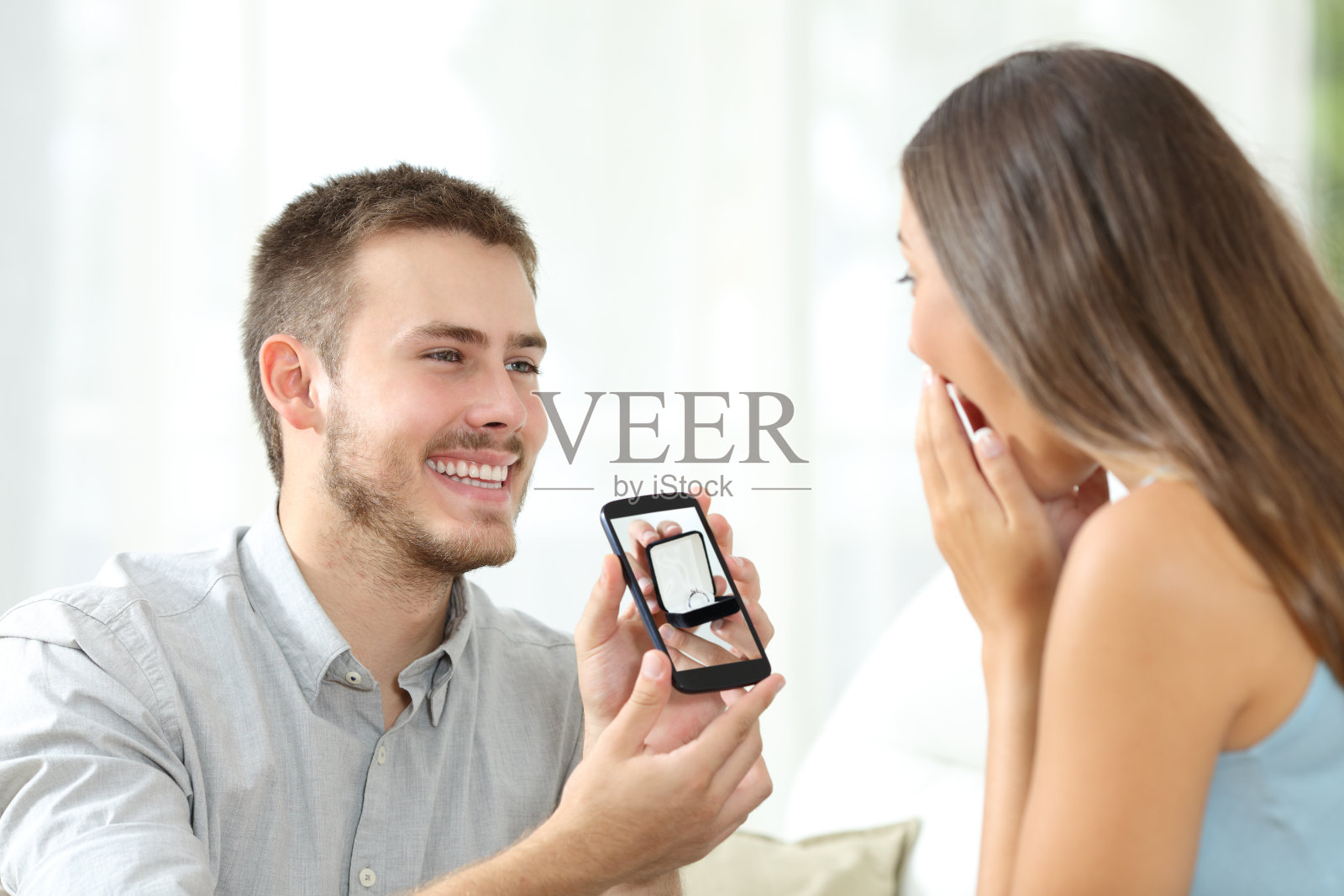 男人用智能手机求婚照片摄影图片