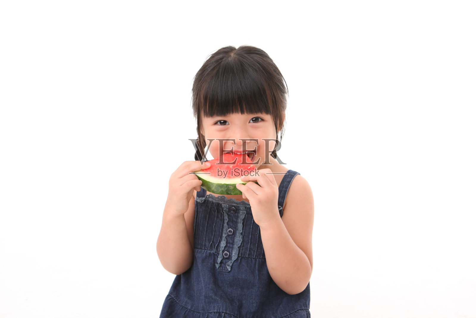 一个小女孩享受着一片西瓜照片摄影图片