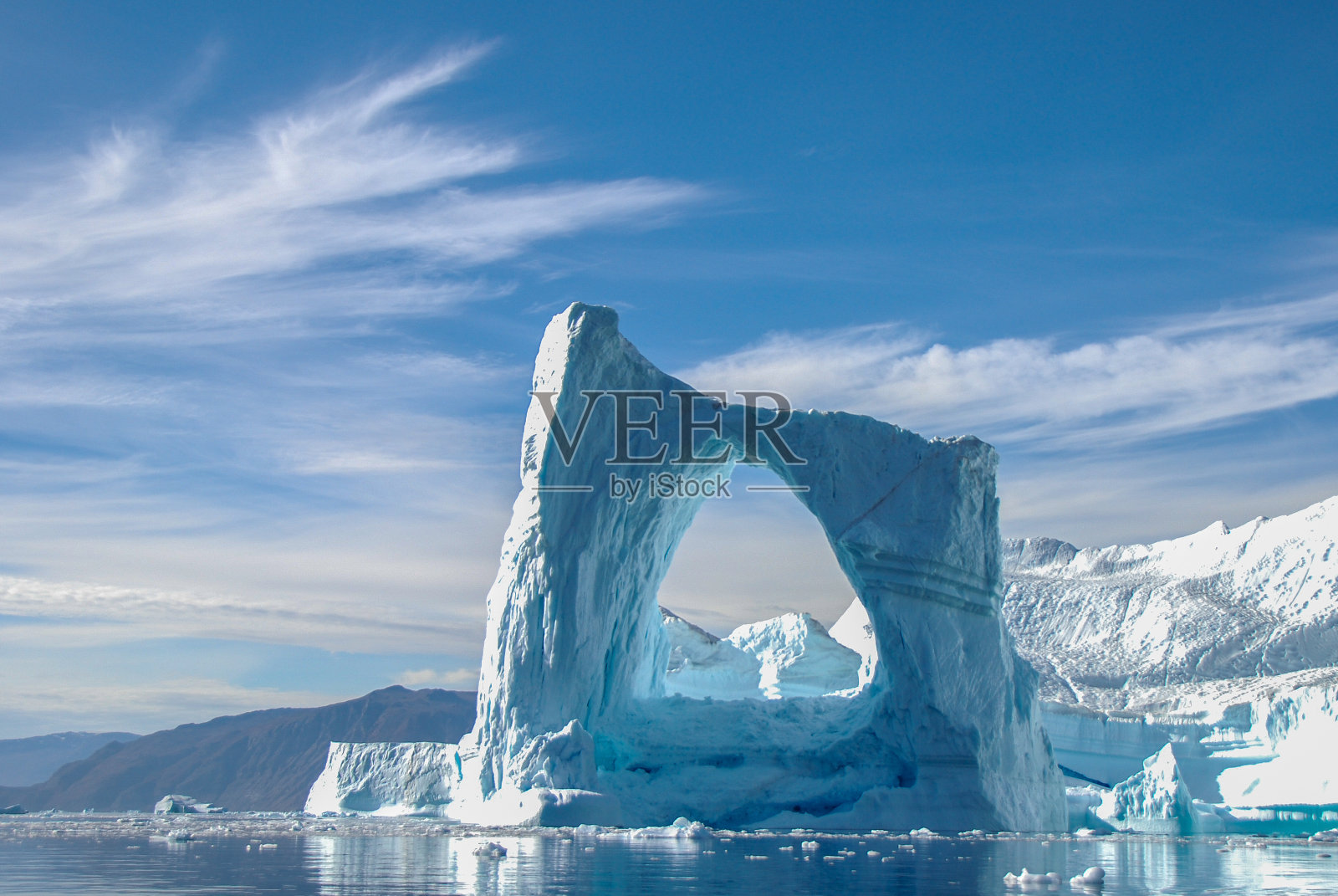 格陵兰岛的拱形冰山照片摄影图片