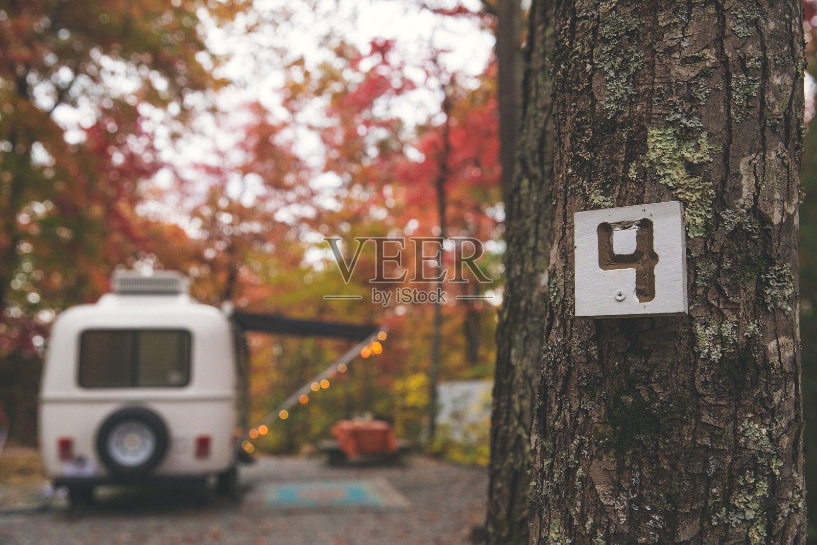 秋季房车露营地照片摄影图片
