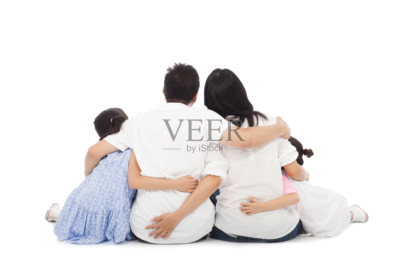亚洲幸福家庭坐在地板上。孤立在白色照片摄影图片