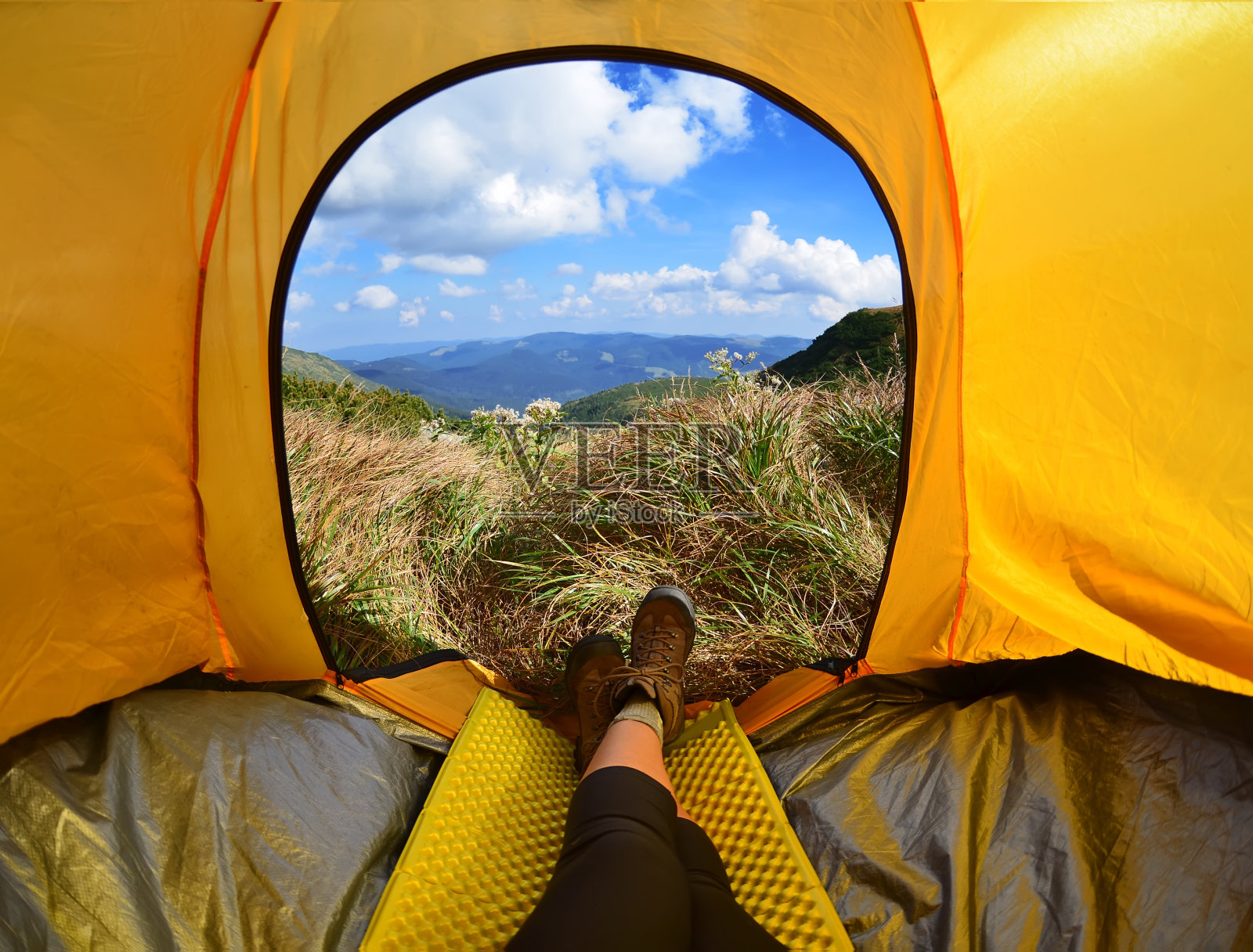 一个女人躺在帐篷里看山照片摄影图片