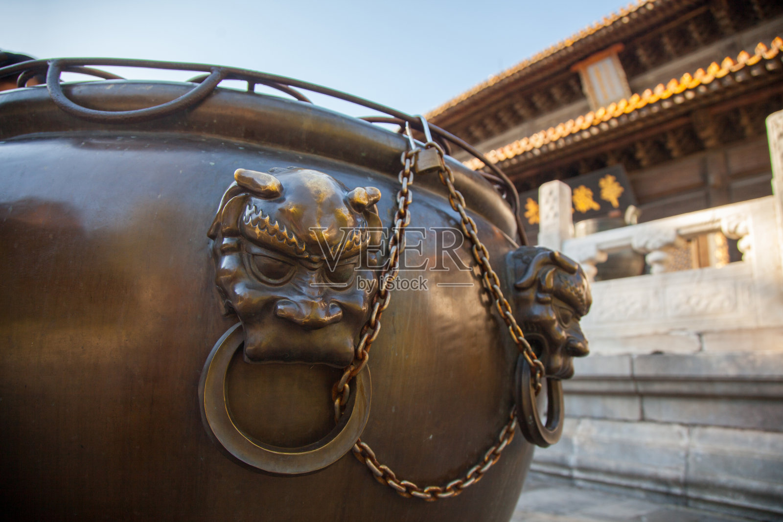 紫禁城中一个带狮子头的古代水缸的细节。照片摄影图片