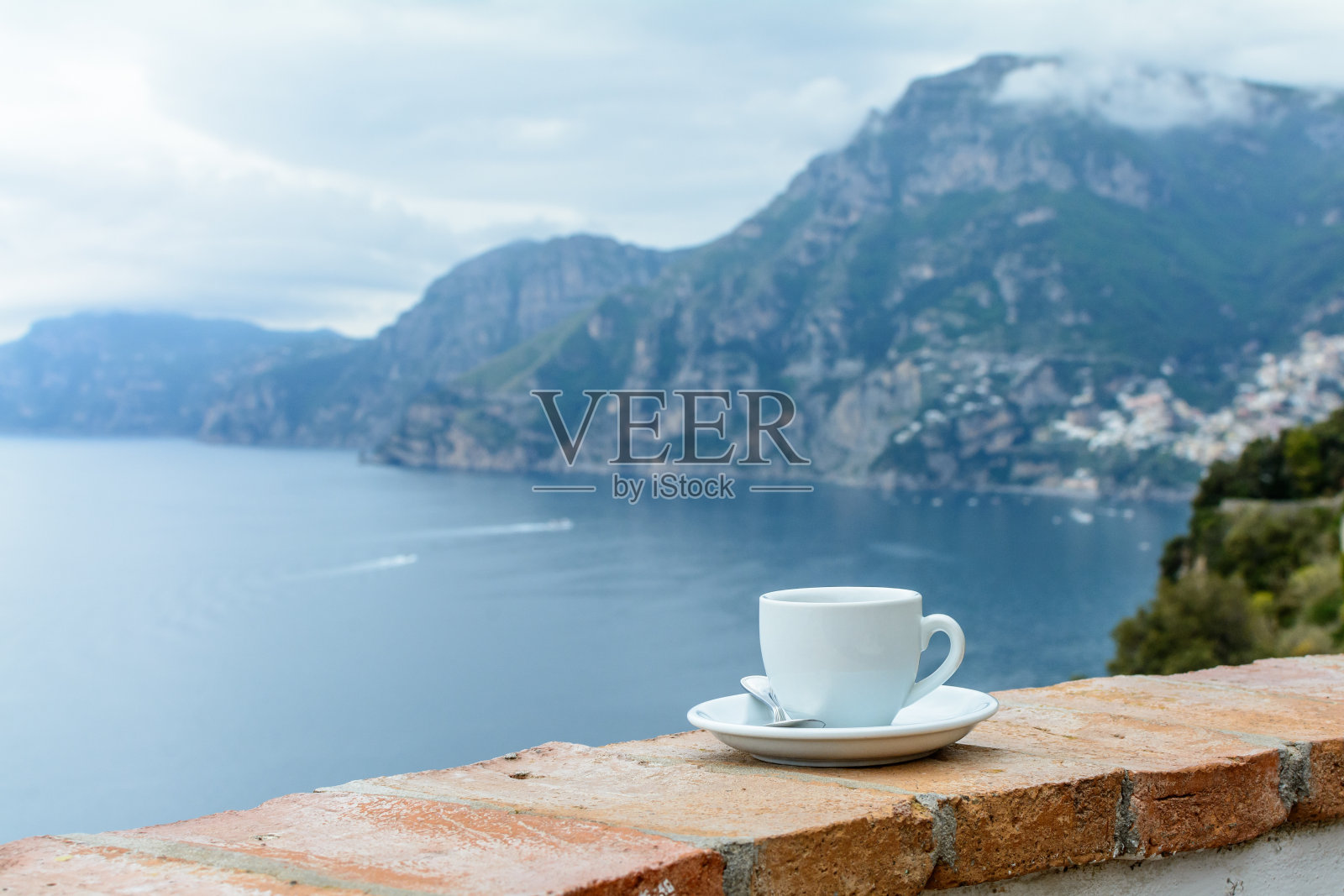 边喝咖啡边欣赏海景。横向视图照片摄影图片