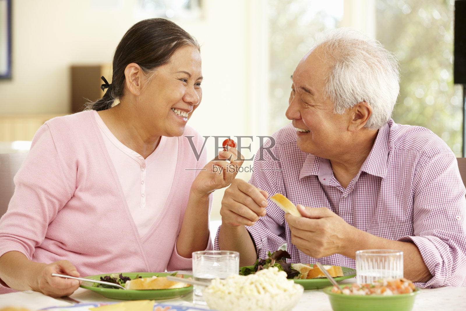 年长的亚洲夫妇在家里共进晚餐照片摄影图片