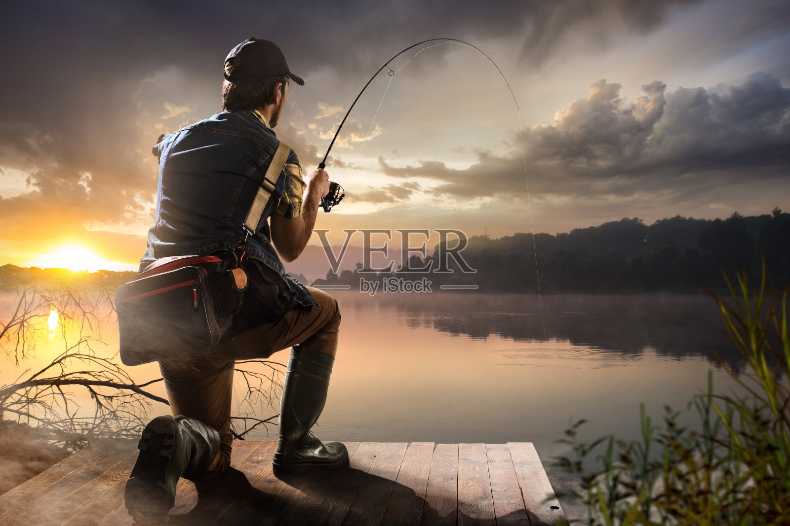 一个人在湖边钓鱼照片摄影图片