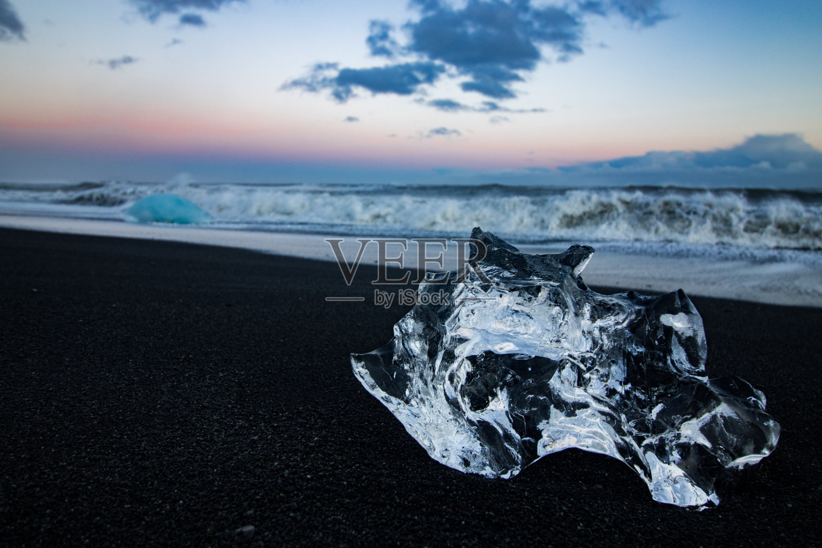 冰岛的钻石海滩上漂浮着冰块照片摄影图片