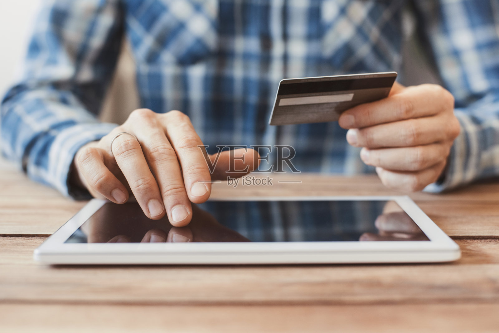 男人用数字平板电脑和信用卡在网上购物照片摄影图片