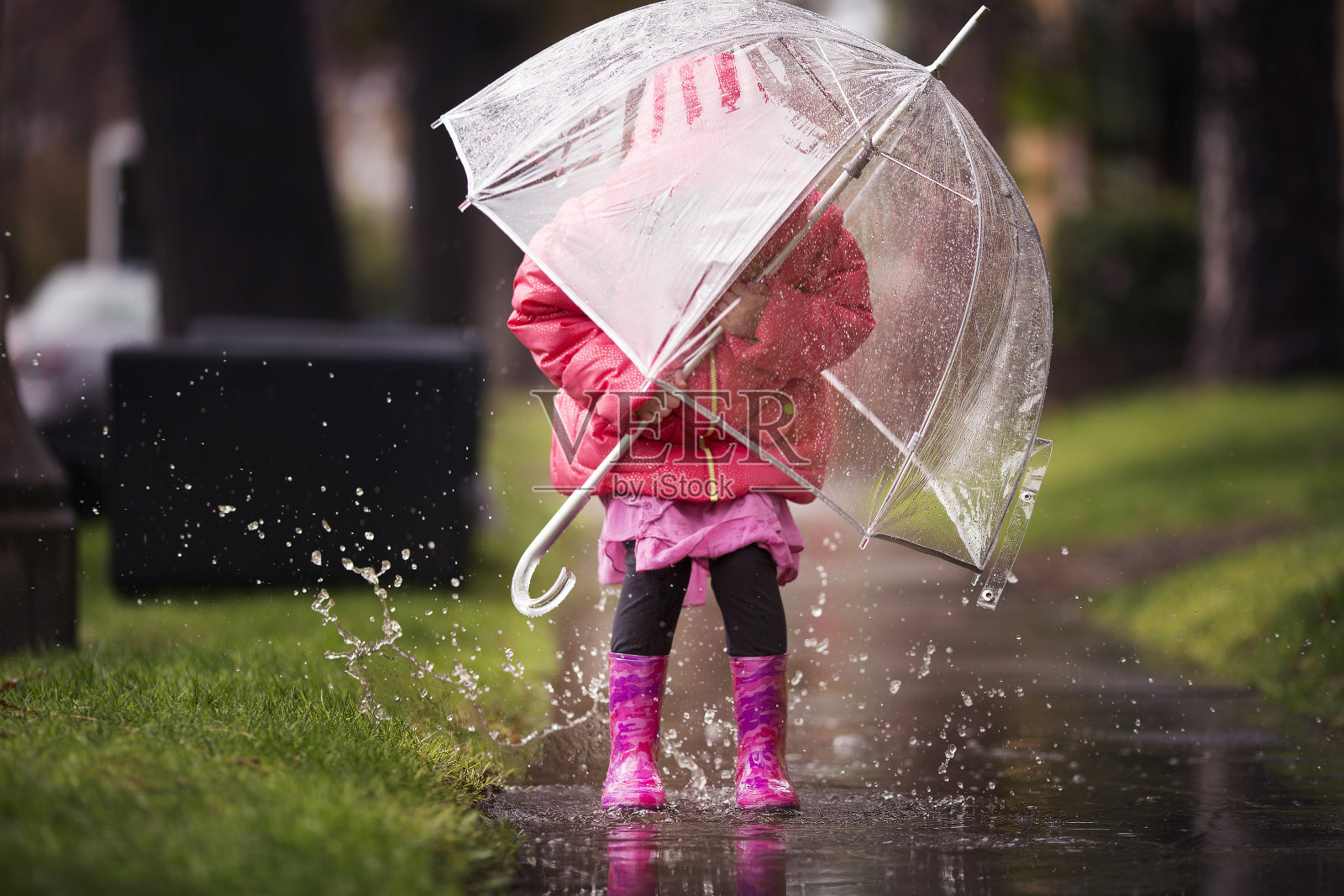 小女孩在加州的大雨中玩耍。照片摄影图片