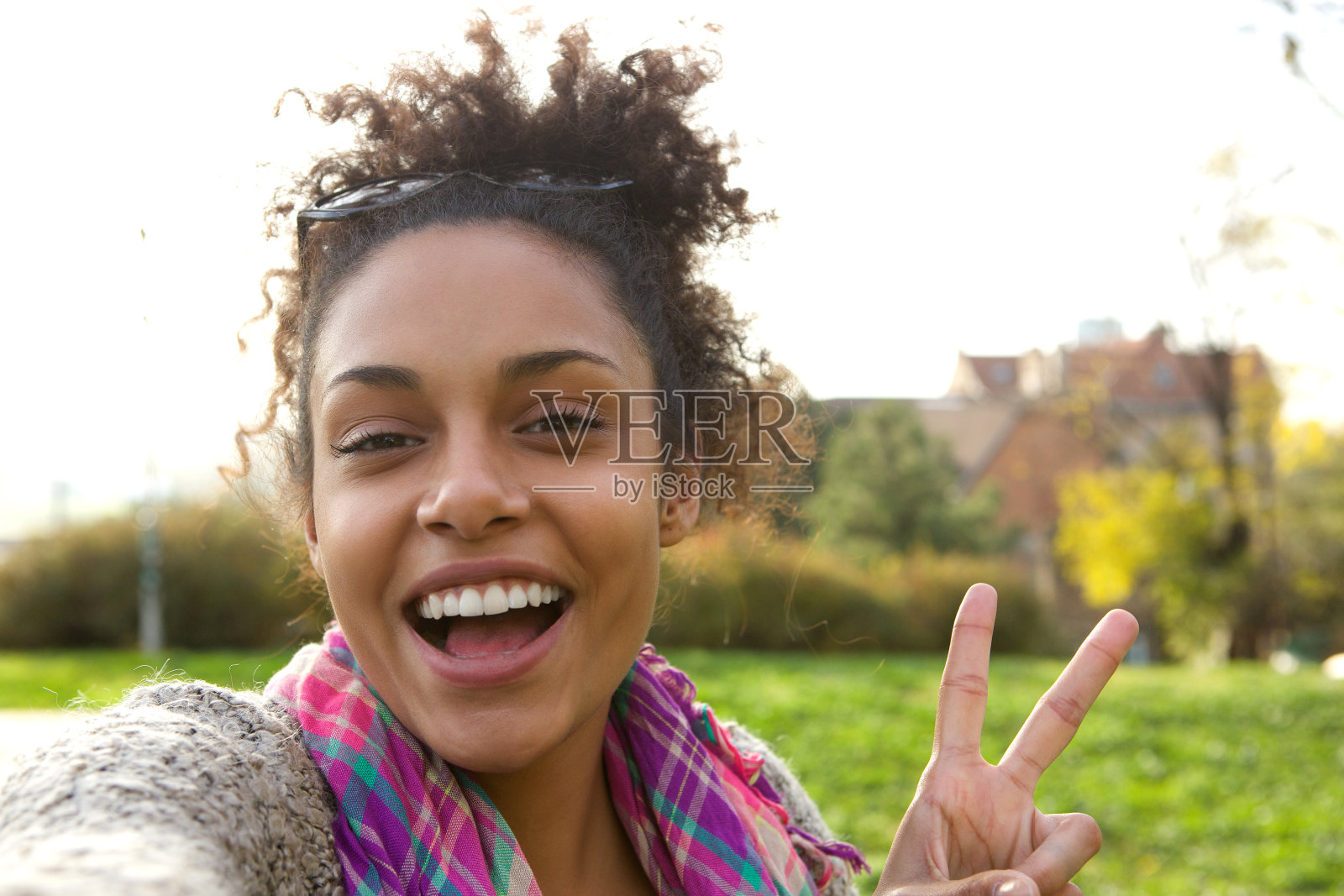 快乐的年轻女子与和平的标志照片摄影图片