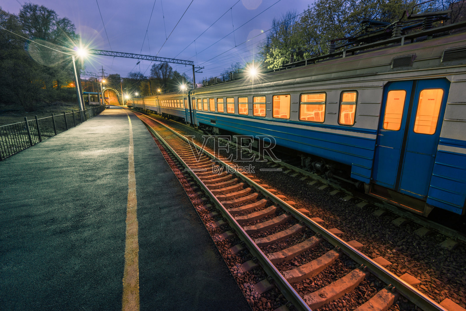 夜晚的火车，在车站有发光的窗户照片摄影图片