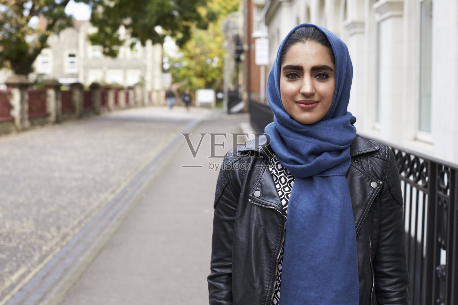 都市环境中的英国穆斯林妇女肖像照片摄影图片