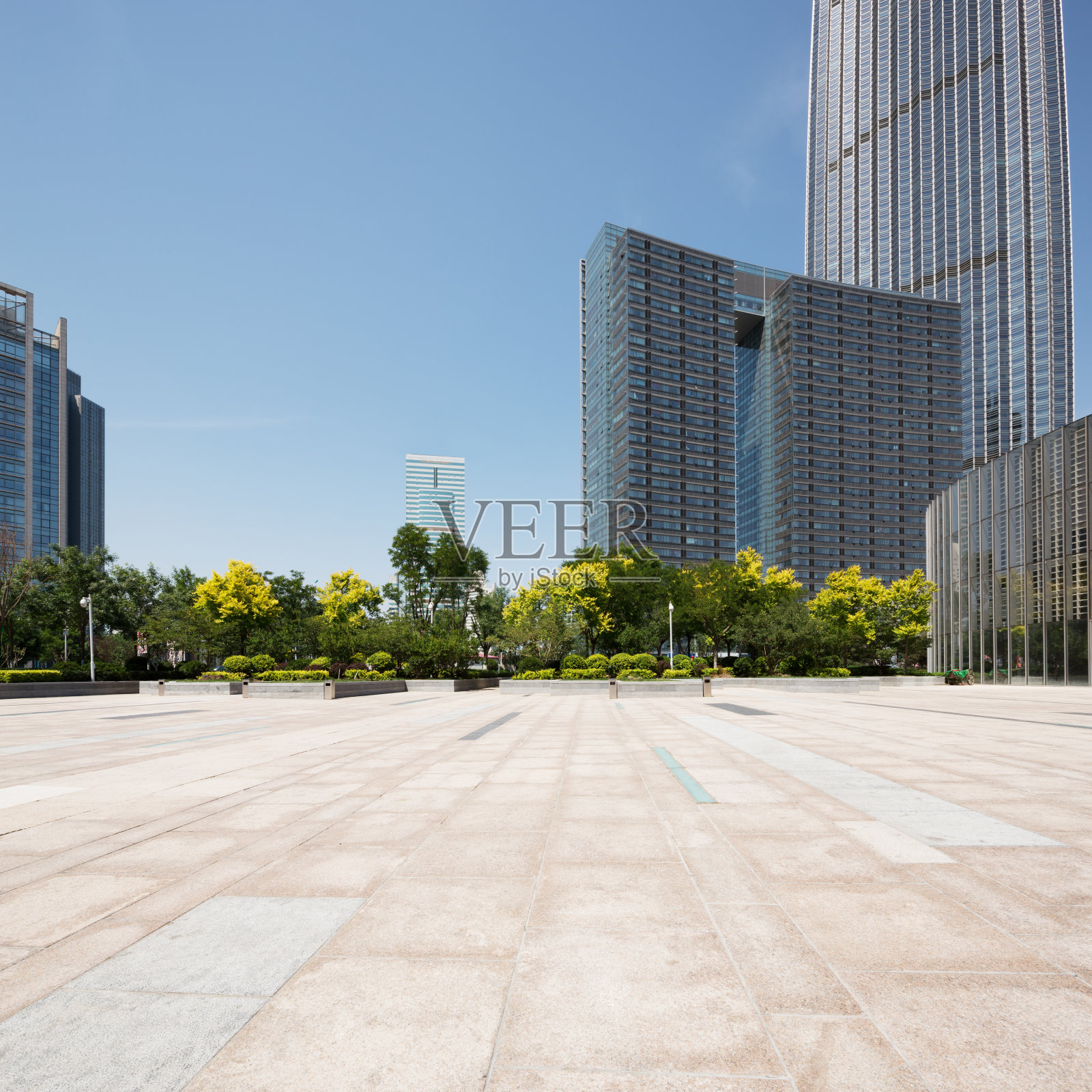 现代办公大楼与空的广场照片摄影图片