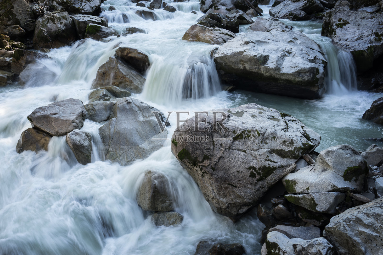 Ötztal山谷山河。Wellerbruck。Ötztaler Ache, Oetz，奥地利，欧洲照片摄影图片