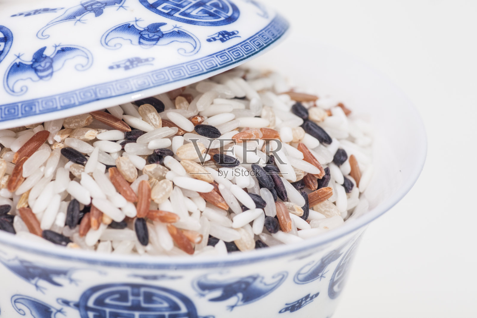 杂粮、米、黑米、糙米，中国青花瓷碗、勺子照片摄影图片