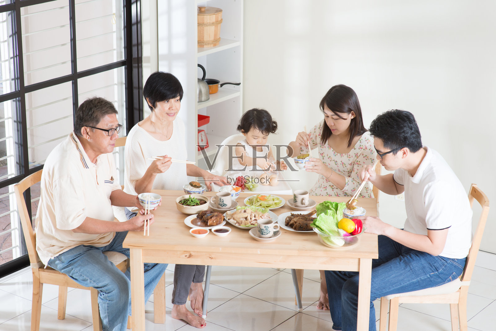 亚洲华人家庭晚宴照片摄影图片