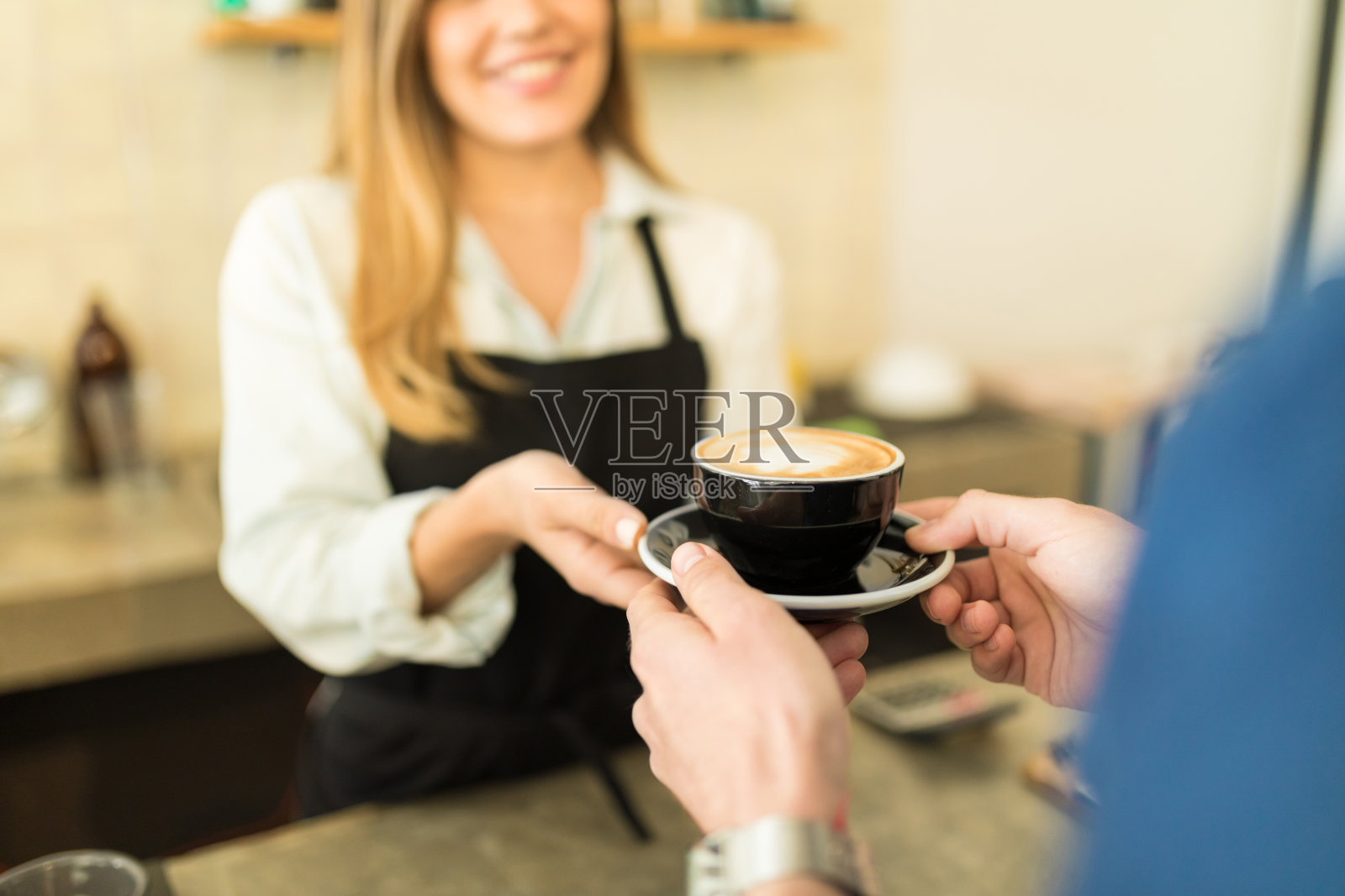 顾客买咖啡照片摄影图片