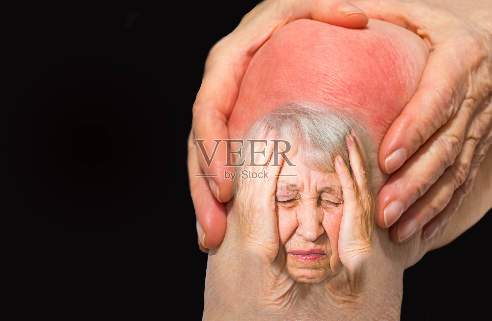 老妇人抱着膝盖，疼痛难忍照片摄影图片