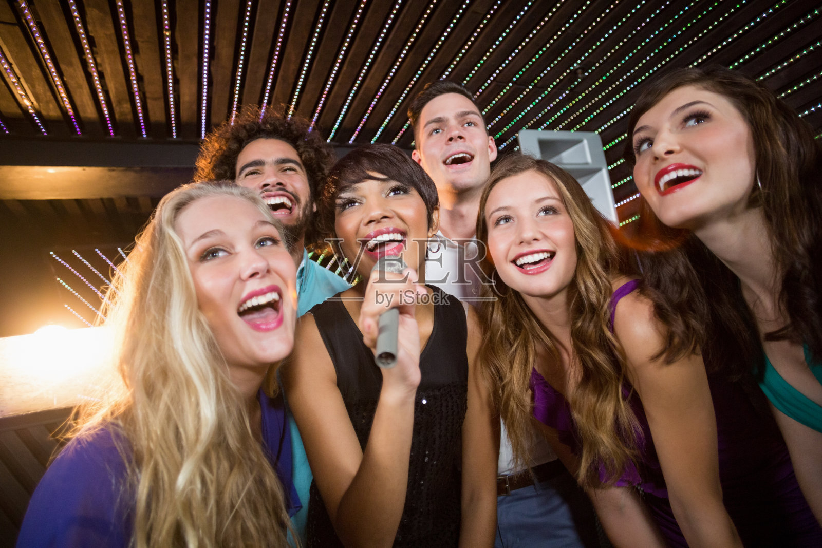 一群朋友在酒吧一起唱歌照片摄影图片
