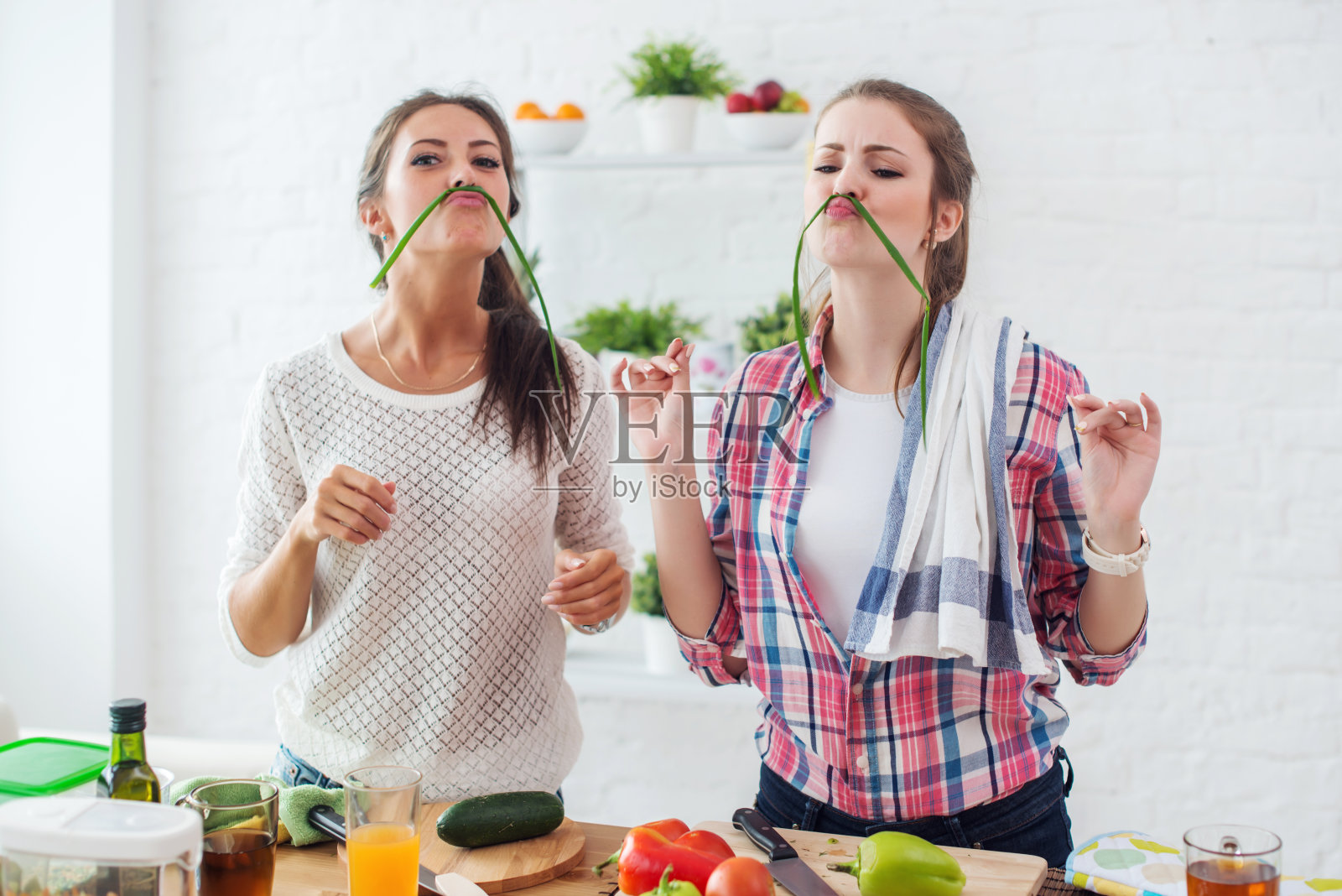 准备健康食物的妇女在厨房里摆弄蔬菜照片摄影图片